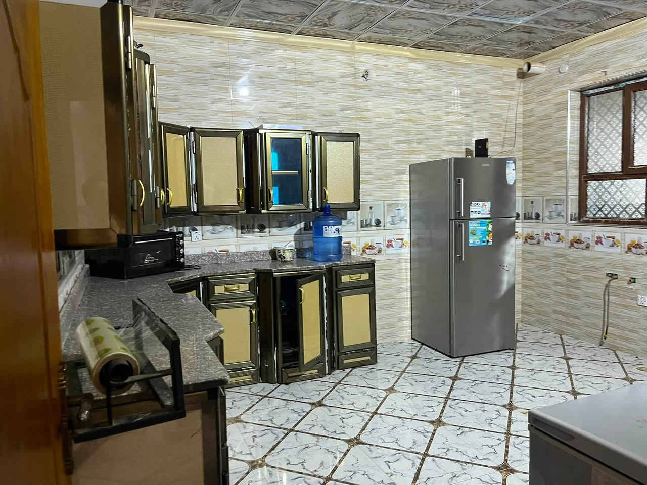 للبيع دار طابقين حجة + محل 
 
المساحة ٣٠٠ متر

السعر ١٥٠ مليون وبي مجال 

الموقع - قضاء بلد - خلف حولي البعنون - خلف التجاري - مقابيل مدرسة القلم الاهلية للبنين 

 يحتوي على 

١- طابقين ٥ غرف نوم 

٢- صاله مفتوحه 
٣- استقبال 
٤- مطبخ 
٥- صحيات داخلية وخارجية 
٦- كراج 
٧- محل 
٨- كراج  
٩- البيت الطابق الاول سيراميك جداري وارضي 
مع ملاحظه / الطابق الثاني فقط يحتاج ابياض واسطار يحتوي على ٣ غرف مع سويت داخلي 

للاستفسار اتصل على *********** - ***********
