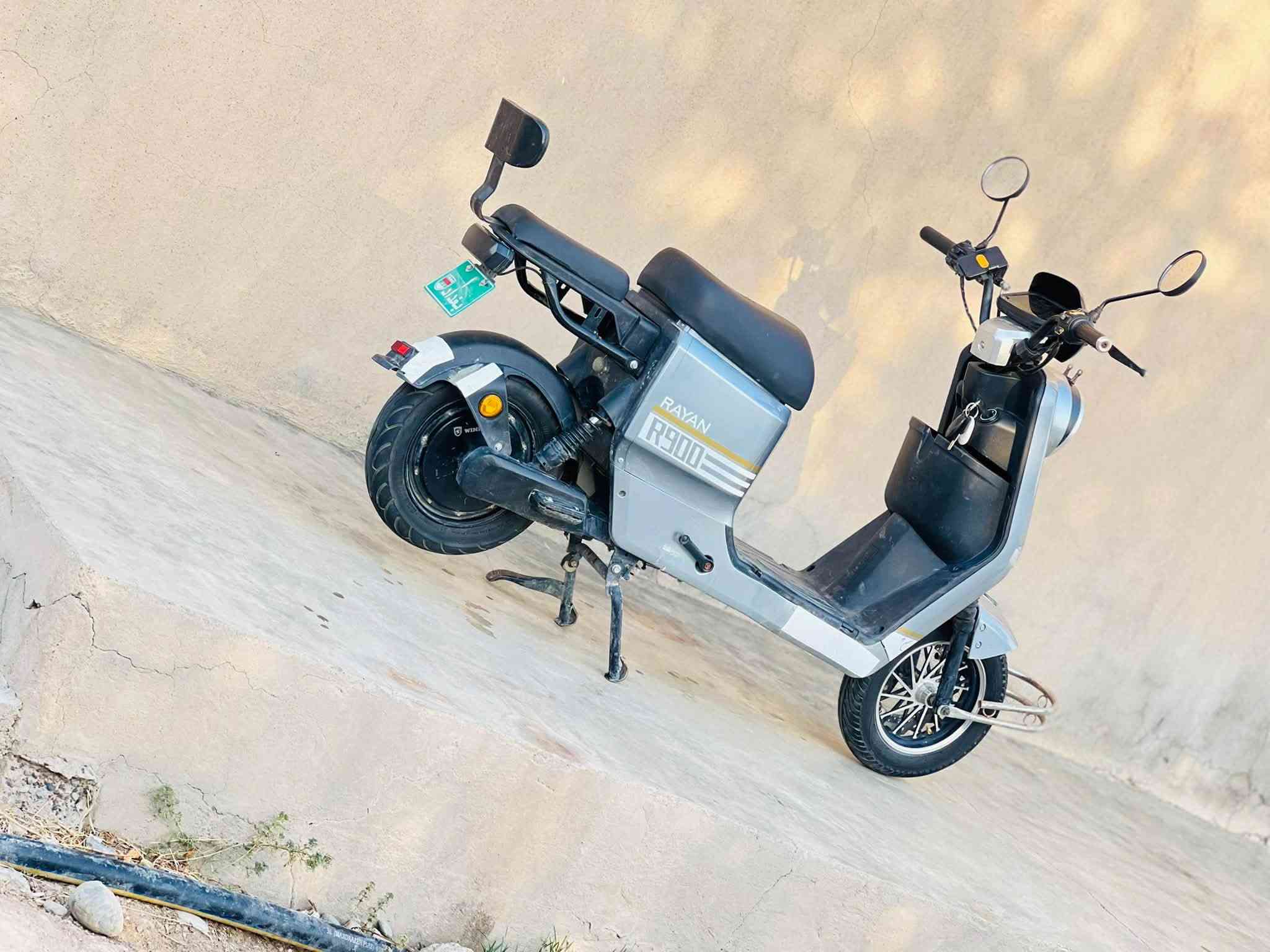 السلام عليكم
للبيع 
موطور شحن R900 نضيف. 
موديل 2025 
بطاريات 32 
نظافه فول
لون مميز 
دبلات هيدروليك 
أناره ليد .لايت عالي ناصي زينون 
أشاير يمين +يسار 
السعر 425 وبي مجال شي قليل 
أتصل ،،***********،،
مكاني (أسديره عليا )
