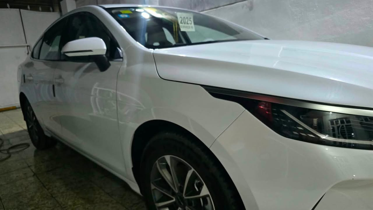 سلام عليكم سياره بيوايدي سياره جديد مكفوله ماشيه7500 السعر 135مكان بغداد رقم ***********
