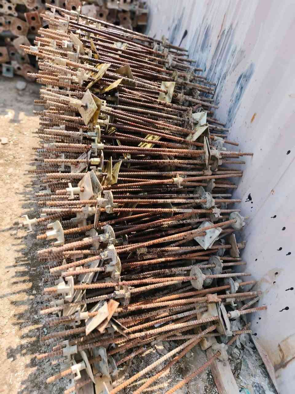 مكتب عبد شطب لتأجير وبيع وشرا ء كافه مواد الانشائيه جكات وسكلات ودنك وفخات وبولطات ***********
