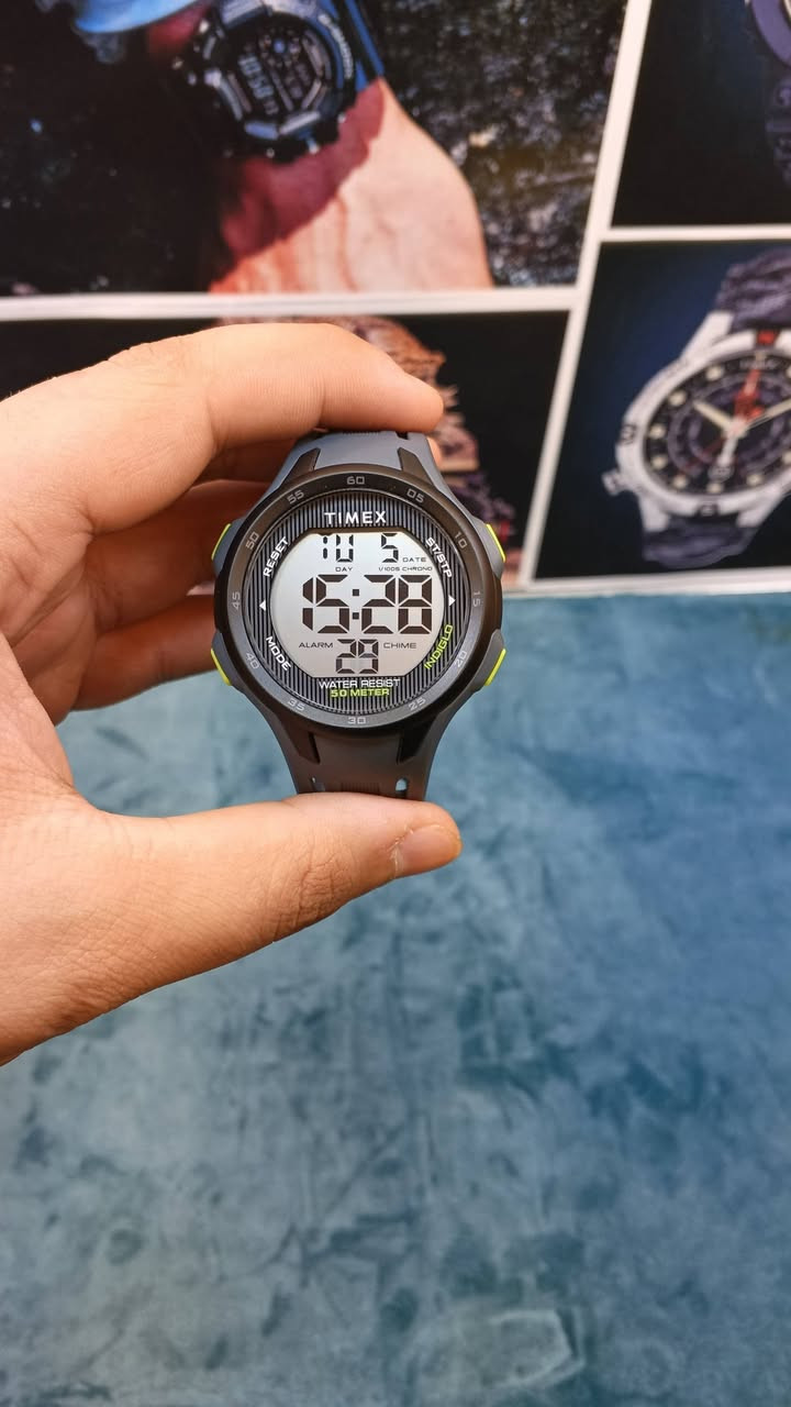 سلام عليكم 
ساعتك هي Timex Ironman Classic TW5M41500، وهي ساعة رياضية رقمية مميزة بميزة نبض القلب، ستوب ووتش 10 لابات، INDIGLO، منبه، مؤقت وتقويم
وبطارية CR2025
هذه الساعة الظاهرة بالصورة هي Timex Ironman Classic 

المعلومات الأساسية
البراند Timex

السلسلة : Ironman Classic

رقم الموديل: TW5M41500

نوع الساعة رقمية Digital

الحركة كوارتز Quart

التصميم رياضي

الخامة : Resin/

راتنج

السير: Resin

حجم الكيس حوالي 42-43 مم
السماكة حوالي 11 مم
أهم الميزات
قياس نبض القلب
کرونوغراف/ ستوب ووتش
عرض اليوم والتاريخ
إضاءة INDIGLO من Timex
مؤقت عرض 12/24 ساعة
مقاومة الماء
هنا توجد اختلافات بين بعض قوائم البيع لهذا الموديل بعض المصادر تذكر 50 متر، بينما بعض القوائم تذكر 30 متر والأهم أن غطاء ساعتك نفسه ظاهر عليه بوضوح "30 METERS" لذلك بالنسبة للساعة الموجودة بالصورة أتعامل مع تصنيف 30
متر باعتباره التصنيف المطبوع على ساعتك
البطارية
الغطاء الخلفي الظاهر بالصورة مكتوب عليه CR2025 يعني البطارية هيCR2025

عنوان بغداد مدينة - الصدر الاروفلي
توصيل لجميع المحافظات
جميع الساعات اصلية معا ضمان
التوصيل واتساب ***********
