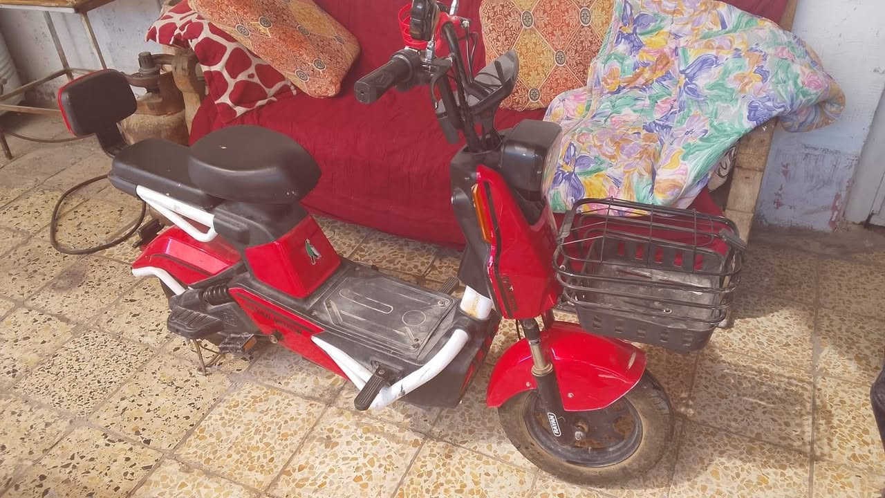 للبيع دراجه شحن مابيه شي شغاله مكاني كوت دور العمال السعر 250 وبيه مجال اي استفسار عل رقم *********** مكلف بل نشر لحد يراسل 👍🏻
