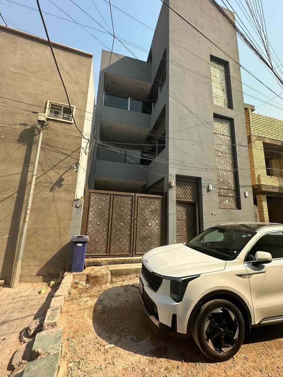 للبيع زعفرانيه شارع المعهد قرب حلويات لبنان فرع ازياء علي ياس 🏠
البيت يحتوي ع ٣ طوابق 
الطابق الاول مطبخ و استقبال و صاله و غرفتان و حمام و منور عدد ٢
الطابق الثاني مطبخ و صاله واستقبال وحمام و غرفتان و بلكونه كبيره 
الطابق الثالث مطبخ و صاله و استقبال وحمام و غرفتان و بلكونه كبيره و سطح كبيره 
المساحه ١٤٣📏
نزال ١٩
الواجهة ٧ ونص 
طابو صرف 
بناء ٢٠٢٤ حديث 

بناء نظيف 100%

————————-
مطابخ كلهة بورسلين البوب باب صاج و اطار 
طابق الثاني و ثالث و بيتونه سيراميك 

6 غرف 
3 مطابخ 
3 استقبال 3صاله
4 حمامات 
2 منور طرمه جبيره +2بلكونات +بيتونه كبيره جداا 
درج خارجي ماكو داخلي 

  البيت بناء حديث ٢٠٢٥ من داخل الطابق الثاني و ثالث و بيتونه سيراميك و طابق الاول كاشي البوب احسن نوعيه و بالنسبه الشارع بس يكمل البيت الي بصفه يصير  مقرنص 

 
الرقم الرقم ***********📌
الاتصال فقط شرايه
