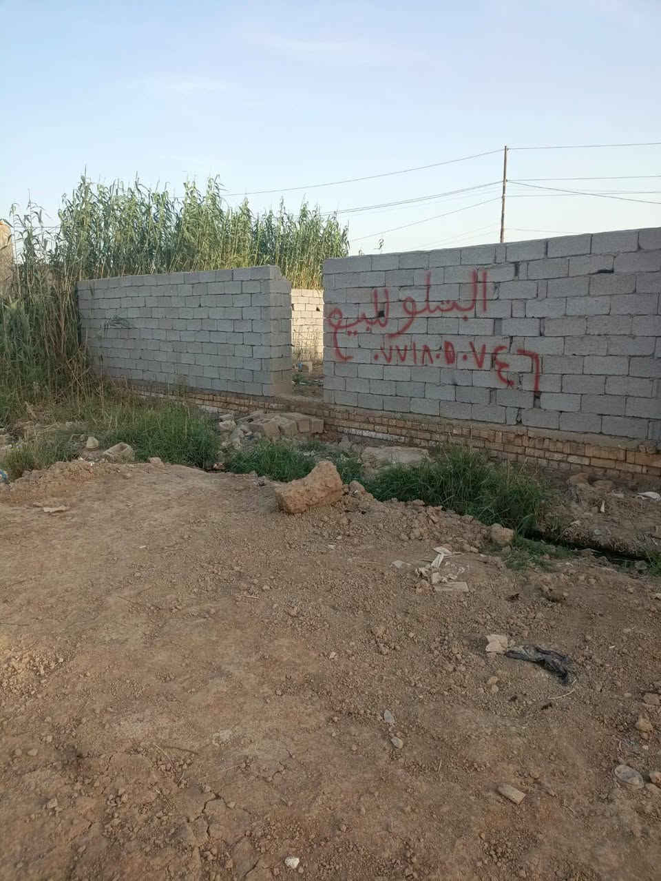 قطعه زراعي للبيع خلف جسر البدعه عالجهه اليسرى مساحتها 220 م  ركن على شارعين بيها بتلو بيت كامل ومسيجه ببلوك جاهزه للبناء السعر 16 وبيها مجال للاستفسار الاتصال بالرقم ***********
