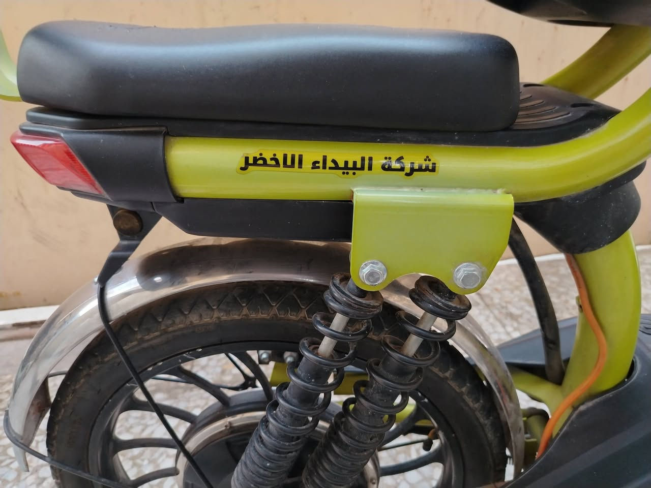 السلام عليكم دراجه شحن جاهزه من كل شي موديل ٢٥ بطاريات عدد ٥ اطارات جديده 
للبيع السعر ٢٥٠ الف .. وبيها مجال
مكاني الكرخ حي العامل.. *********** مع وات ساب
