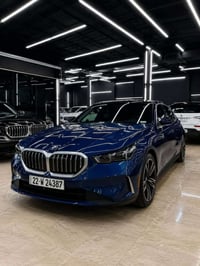 بي ام 530i الموديل 2024 المحرك: 2.0 لتر – 4 سلندر توين تيربو  الممشى: ...