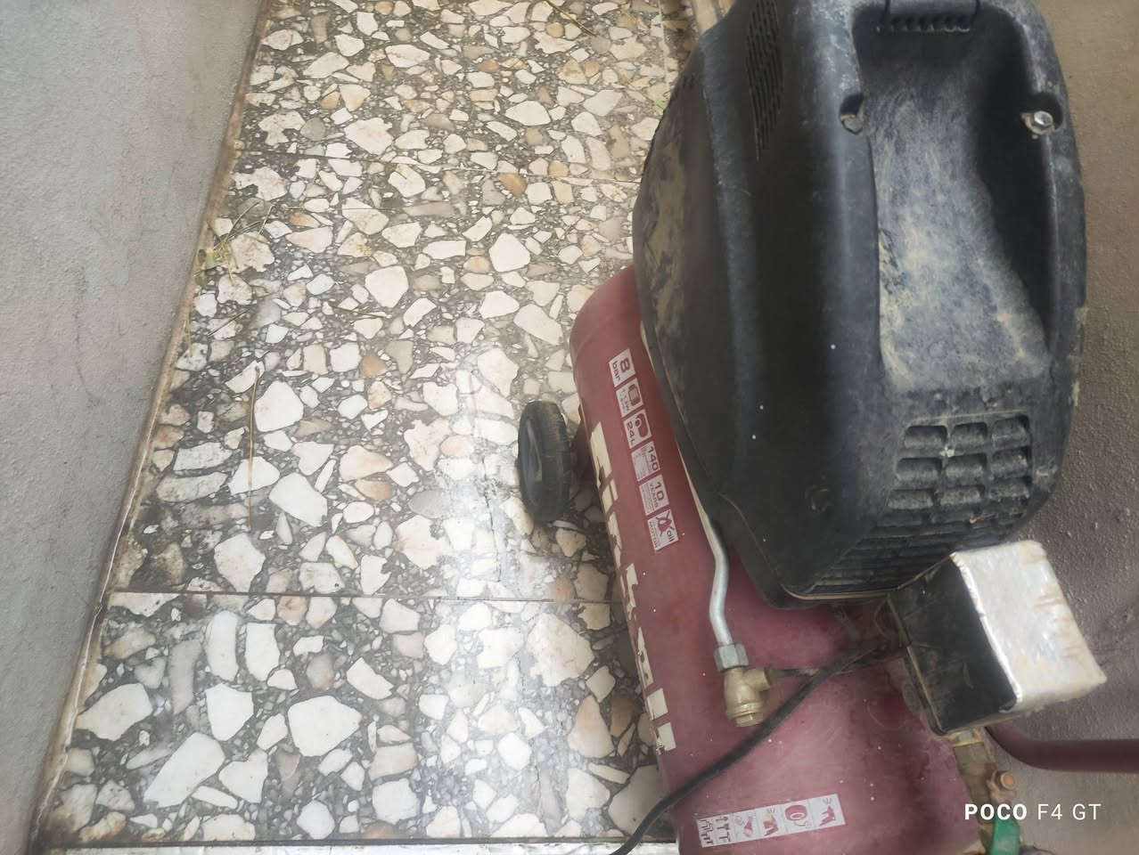 للبيع كومبرير هواء ٢٤ لتر ٨ بار مال بيت  ابيعها شغال مابي اي عيب ماطورها بلادي سعره ٥٠ الف *********** مكاني كركوك تسعين

نص مكتوب في الصور:
- POCO F4 GT