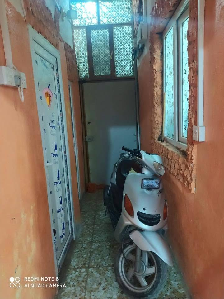 السلام عليكم
دار للبيع المساحه 66 متر طابو صرف يتكون من غرفة وهول ومطبخ وصحيات وغرفه فوك سندويج مكانه حله مركز المدينة شارع الامام علي فرع عكد المفتي قريب من مزار مقام الامام المهدي موقع تجاري قريب سوك المسكف 
سعره 60 مليون 
***********
