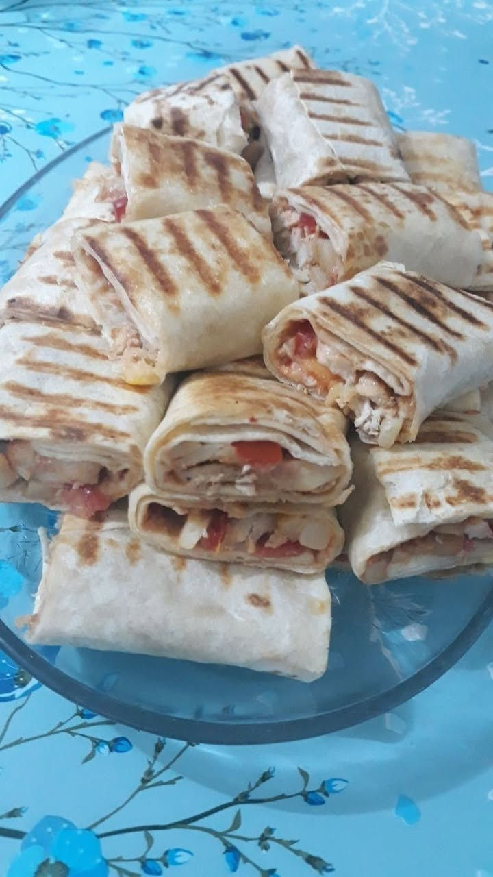 ه سلام عليكم عيني شتغل حسب طلب الزبون ولي تحب تحجز راسلو صفحه او واتساب *********** كليجه الكيلو مشكل 10كيك جاي 9كيك طرشي خيار محشه،،5الكيلو  شتغل حسب طلب الزبون الحجز قبل يوم عيني سوي نواع الكبب برياني دجاج جدر لوسط ولكبير دولمه الكبير ولوسط نواع الكل طيب ونضيف مانت الله عليه
