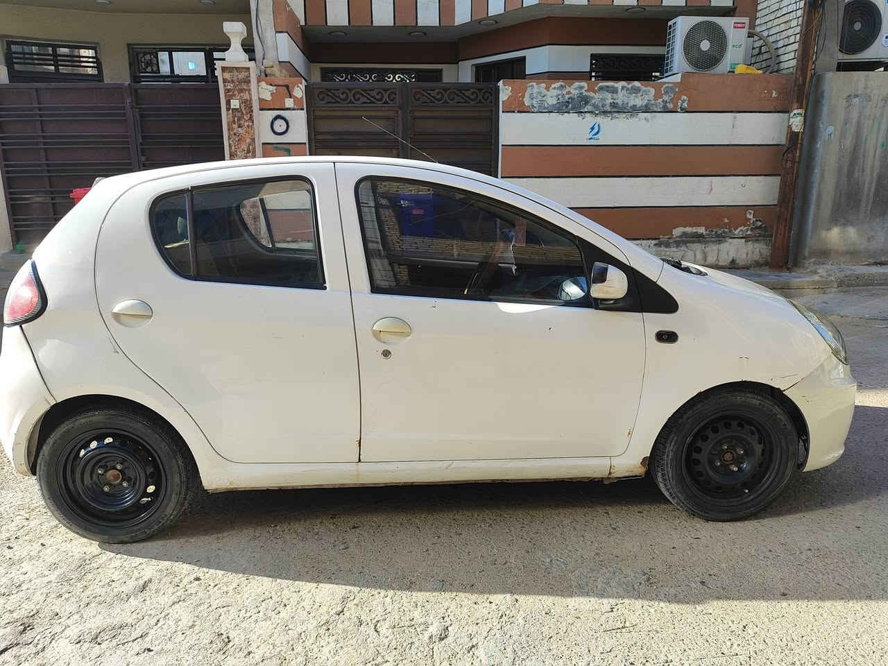 للبيع
جيلي باندا مديل ٢٠١٢ 

السيارة حلوة ونضيفة 

محرك وكير جديد 

حدادية وصدر نضيفات 

تايرات جديدة 

تبريد شغال 

سنوية بسمنة تحويل ثاني يوم 

هزة جديدة 

مكان السيارة بغداد الدورة 

*********** 

السعر ٣٨ ورقة

