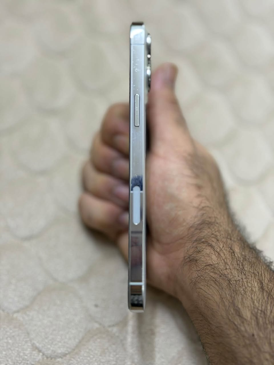 🔥 للبيع iPhone 13 Pro Max 🔥
📱 ذاكرة 256GB
🤍 اللون: أبيض
🔋 البطارية: 75%
📦 وياه الكارتون
🛠️ ما داخل صيانة نهائيًا
🚫 ما مبدل أي قطعة
✅ الجهاز أصلي وعلى حالته

الجهاز مكفول من كل النواحي

💰 السعر: 700 ألف دينار
🤝 قابل للتفاوض 

📍 المكان: [النجف / الحلة / متواجد بلمكانين ]
📩 *********** للتواصل

نص مكتوب في الصور:
- 51 7:52 حالة البطارية والشحن رسالة مهمة حول البطارية حالة بطاريتك متدنية جدًا. يمكن أن يبدل أحد مزودي خدمة Apple المعمدين البطارية لاستعادة الأداء والطاقة القصويين. العثور على خيارات الخدمة... 75% الحد الأقصى للقدرة هذا قياس لقدرة البطارية مقارنة بقدرتها عندما كانت جديدة. قد تتسبب القدرة المنخفضة بتقليل ساعات الاستخدام بين عملية الشحن والأخرى. أقصى قدرة للأداء ستساعد الأنظمة المضمنة في النظام والمكونات في تخفيف آثار الأداء التي قد تلاحظها أثناء التقدم الكيميائي في عمر بطارية iPhone. شحن البطارية المحسن للحد من استنزاف عمر البطارية، يتعلم الـ iPhone من عادات الشحن اليومية، بحيث ينتظر ولا يتجاوز 80% حتى يحين موعد حاجتك إلى استخدامه. الشحن بالطاقة النظيفة في منطقتك، سيحاول iPhone التقليل من البصمة الكربونية من خلال انتقاء وقت الشحن الذي تتوفر فيه كهرباء بهارياء بانبعاثات كربونية منخفضة. يتعلم iPhone من عادات الشحن اليومية، بحيث لا يشحن بالكامل حتى يحين موعد حاجتك إلى استخدامه. معرفة المزيد...