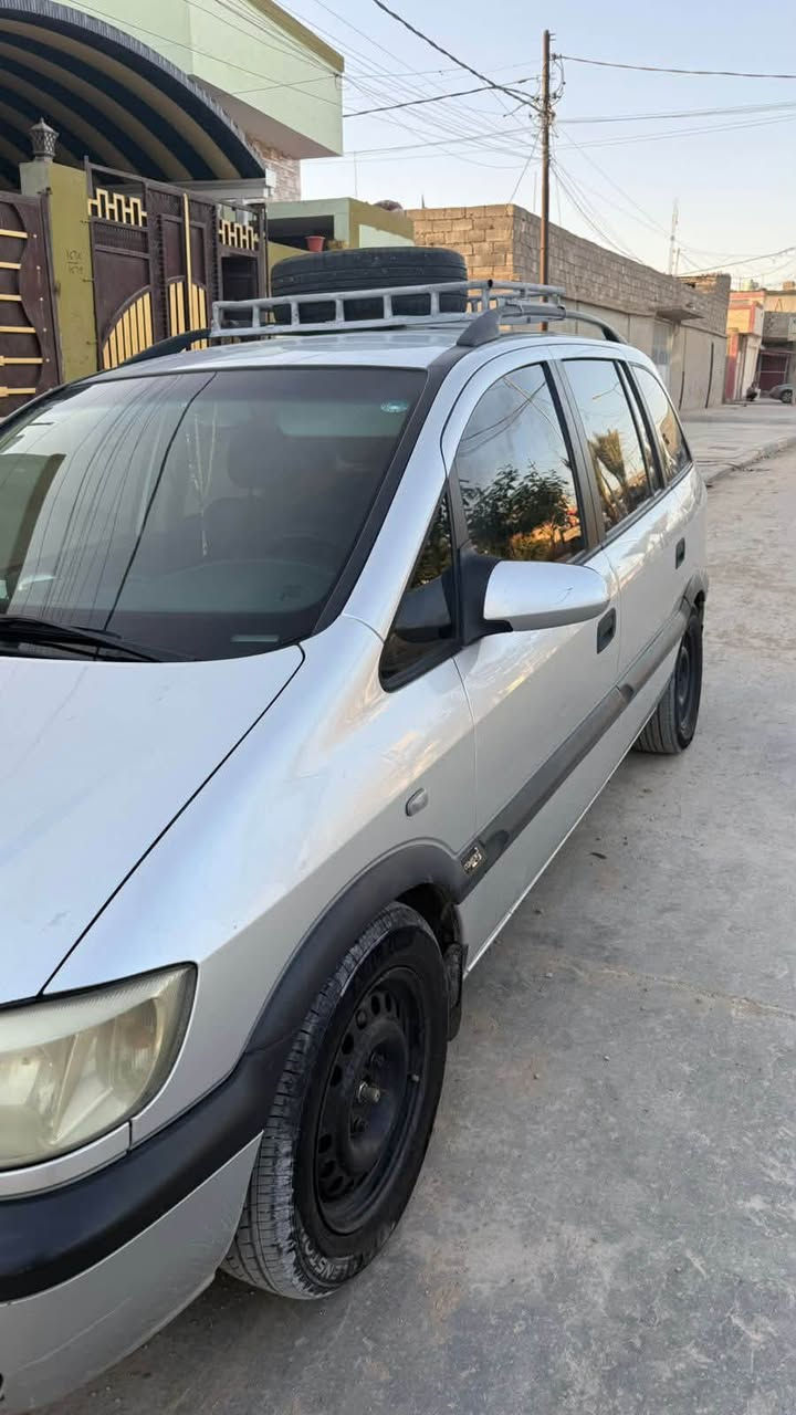 النوع والموديل: أوبل زافيرا (Opel Zafira) - موديل 2002.
 المساحة: 7 راكب (عائلية ومريحة جداً للسفر والطلعات).
سياره : مكفولة من الصبغ العامة، بيها كم مكان تعديل بارد بسيط فقط بدون صبغ.
 التبريد: تبريد شغال وممتاز.
 الرقم والسنوية: رقم دهوك، أوراقها كاملة وجاهزة للتحويل.
 المواصفات والإضافات: سلة سقفية للأغراض + قاطرة خلفية، متانة ألمانية واقتصادية جداً بالبنزين.
مكان المعاينة: الموصل - الجانب الأيسر
للتواصل واتساب أو اتصال: ***********
‏تفاصيل اكثر الاتصال
