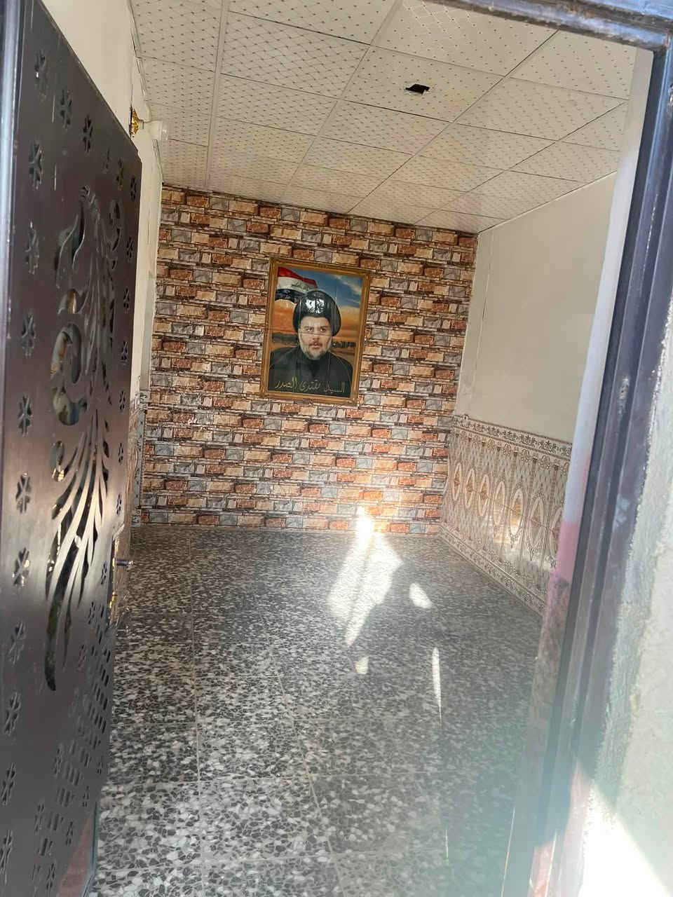 مشتمل البيع في بغداد الحسينية مال راشديه في الخدمات بشارع العريض مال عقيد علي مساحة 85 متر مدخلين كراج كبير واستقبال وحولي وغرفه نوم كبيرة ترك زغير 
السعر ٤٥ بي مجال  نقص بس الواجهيه يرادله نثر  
الهاتف ***********
