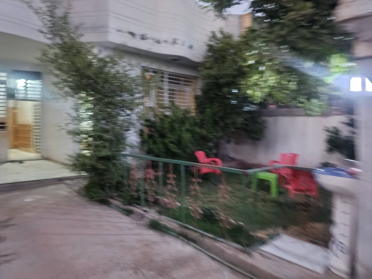 بيت للبيع المساحة الكلية 290متر طابو سند 25  غرفتين نوم وصاله ومطبخ استقبال وصحيات داخليه وصحيات خارجيه كراج سياره وحديقة البناء طابوق السقف صب مسلح الصطح فرشي عرض الشارع 10متر ثاني بيت عن الشارع الرئيسي مال الشط العنوان طويريج حي الجمعية قرب بيت القي مقام السعر 130مع المجال للتواصل ***********// مكتب المهندس للعقار أحمد ألجبوري
