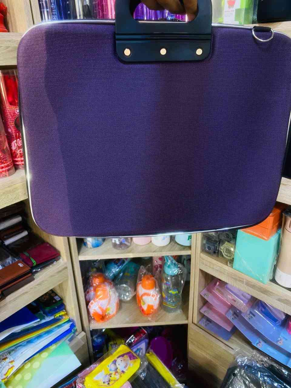 ✨
🤎 تصميم راقي وعصري
👜 خامة جلدية فخمة
📚 عملية ومناسبة للدوام والاستخدام اليومي
🎁 متوفرة الآن في مكتبة البراء – الفرع الثاني
***********
