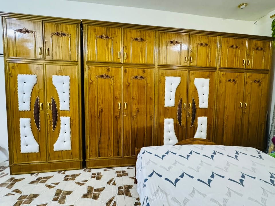 غرفة نوم أخشاب نجاره مو سوكي توصاه للبيع طابقين 4 قطع كنتور وجربايه وميز تواليت وزاويه الكنتور 6 أبواب استخدام قليل جديده مابيه اي ضرر سعره مليون و500 الف وبيه مجال بسيط للاستفسار ***********
