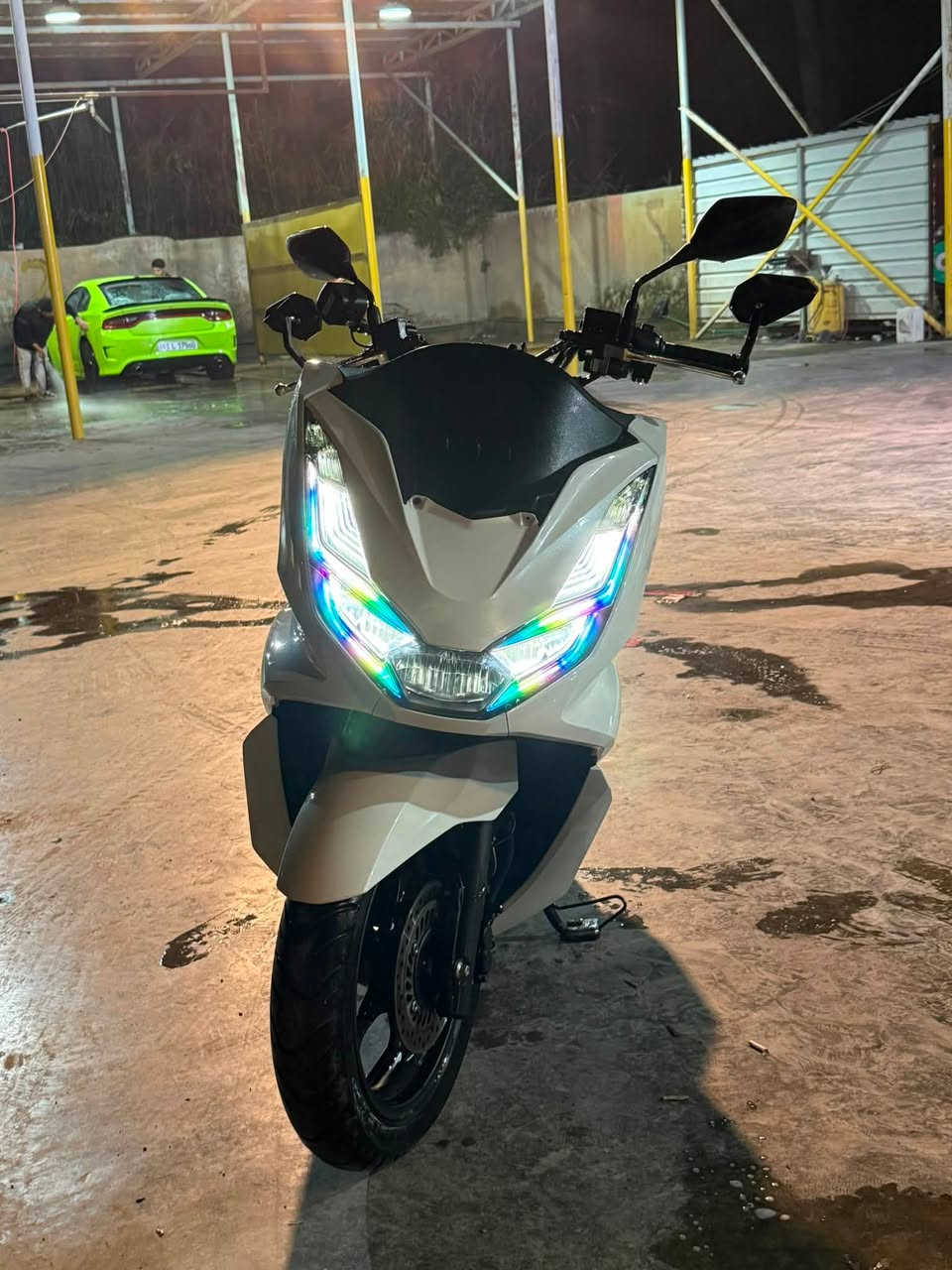 سلام عليكم دراجه PCX للبيع جيل رابع موديل 2023  دراجه مكفوله من كلشي نقص برغي واحد مابيها : مكاني بغداد . قضاء الطارميه رقم الهاتف : ***********
