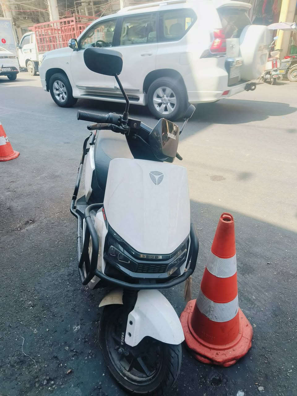 دراجة ياديا جيتي 60 قبل فترة قليلة ماخذها من الشركة بعدها بالضمان مكفولة كفالة عامة وجديدة جدا بعدها بأكياس الشركة بيها درع وجنطة خلفية اني شايلها وضامها سعرها 1 مليون مكاني الاعظمية ***********4
