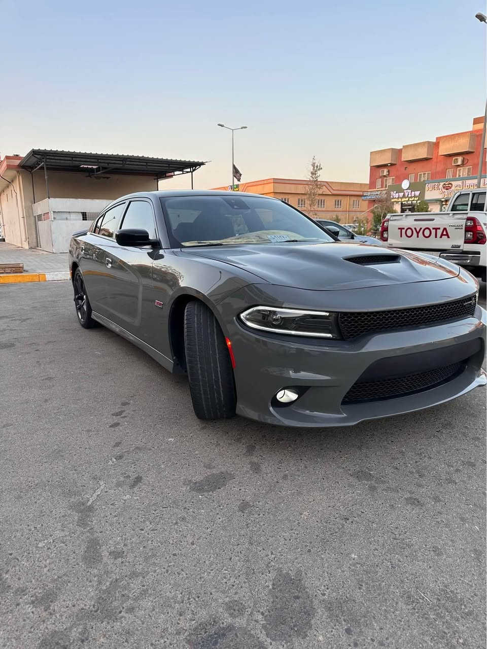السلام عليكم 
جارجر Scat Pack 2023 الاصدار الاخير
ستوك V8 - 6400 The Last Call
عداد 30 الف ميل 
مواصفات نص فول :-
* رادار امامي
* حساسات خلفية
* هيتر مري و رادار جانبي و خلفي
* كشنات حضن سبورت مخمل
* مقاعد تدفئة و كهربائي 
* شفتات و Dashboard 
* نظام تشغيل 4 سليندر للاقتصاد 
* للتحكم الكامل باعدادات السيارة Page Performance
* تعتيم المراية الخلفيه
و باقي التفاصيل والمواصفات معروفة
حادث :- فقط بمقدمة البنيد بارد شي قليل والباقي كفاله
حتى الراديتر و التبريد نفسها البلاديه
حرة منفيس بأسمي تترقم جميع المحافطات 
اللي يريد يرقم بصرة عندي معقب 
يرقمها بـ$23 رقم تسقيط
اما بالنسبة للي يحب يرقم شمالي 
اعرف معقب يمشيلك بالمعاملة فقط تدفع رسوم 500 الف 
2C3CDXGJ3PH653571
السعر :- 265$ و بيها مجال ان شاء الله 
متواجد اتصال و واتساب 
البصرة - مجمع الامل السكني 2
*********** البصرة, العراق
