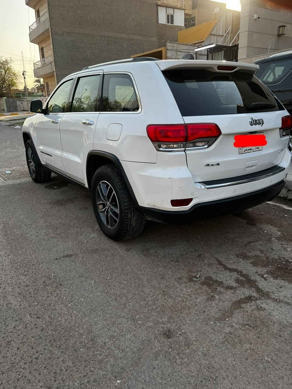 🚙 جيب جراند رقم بغداد شيروكي 2017 – Limited
فل مواصفات (ما عدا الجكات والفورويل)
سيارة صارلهة عندي 7سنوات

✅ وارد أمريكي كلين
✅ داخل العراق صبغ بابين وربع جاملغ خلفي و مبدلة جنطة اصلية 
المواصفات:
🔹 محرك 3.6 V6 (6 سلندر)
🔹 قير أوتوماتيك 8 سرعات
🔹 فتحة بانوراما
🔹 تشغيل بصمة
🔹 جلد كامل مع تبريد وتدفئة للمقاعد
🔹 دخول وتشغيل ذكي بدون مفتاح
🔹 شاشة مع تشغيل عن بُعد
🔹 كاميرا خلفية + حساسات + رادارات
🔹 توقف ذاتي أثناء الرجوع
🔹 دركسون متعدد التحكم مع شفتات
🔹 تكييف قوي

🚗 سيارة نظيفة ومواصفاتها مميزة، وجاهزة للفحص بأي مكان. 
مكاني بغداد و رقمهة بغداد

📞 للاستفسار:
***********

السعر 180 وبيه مجال
