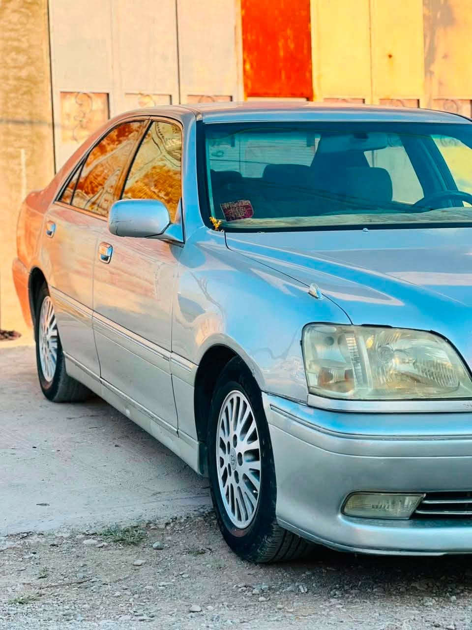 مەلیکەی 2001
(بڕاوەیەکۆدی بۆکراوە)    
D4بجوک 
سلفەر گێڕومەکینەی بێ عەیب 
بەس تەبرید ئیش ناکا 
تەقەوڕەقەی نیە 
سعری (٣٤)گەلاو کەمێ مەعامەلە 
تۆزێک کاڵ بونەوەی هەیە بە پۆڵیشێک لائەجێ
***********
