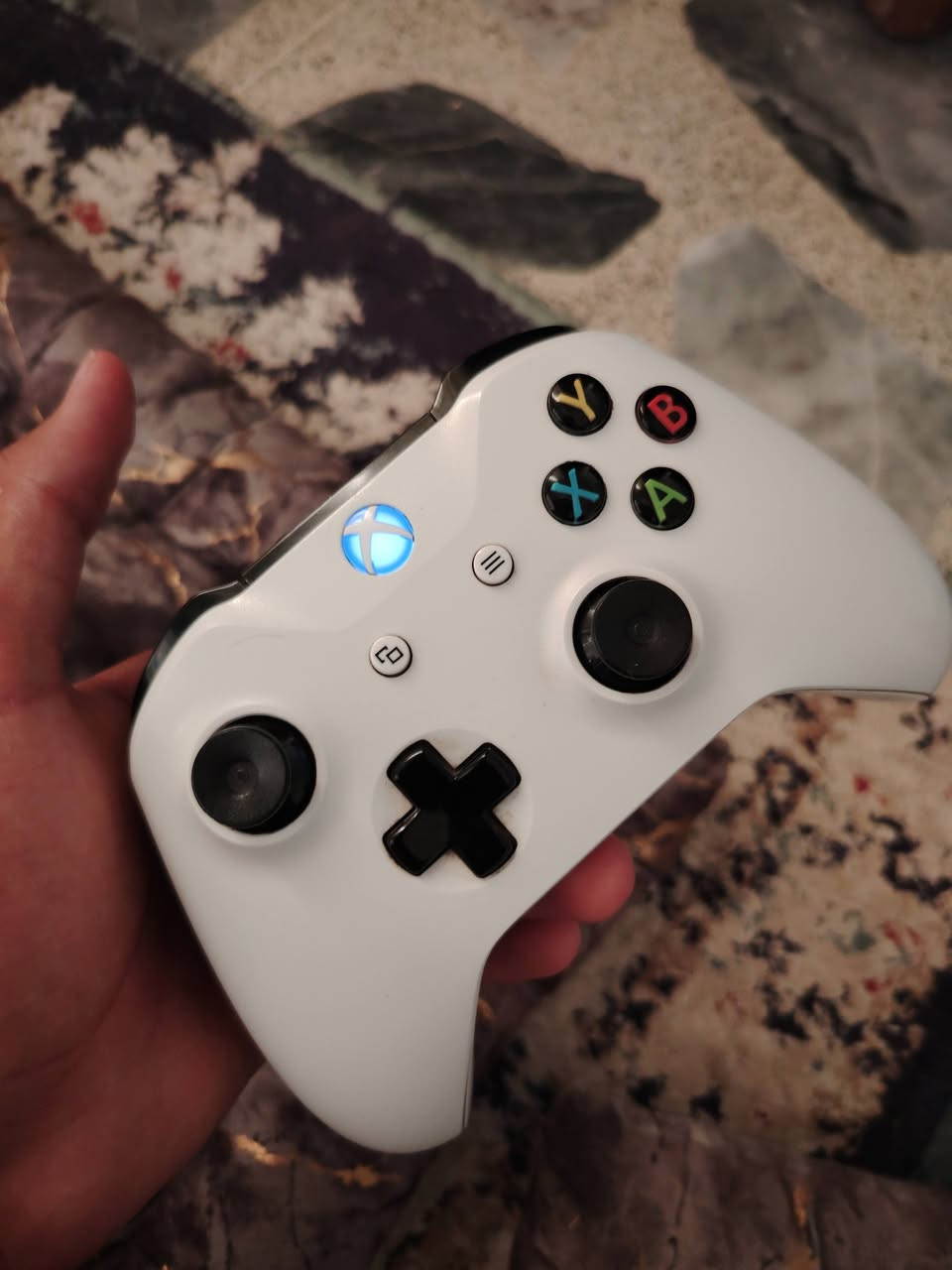السلام عليكم
جهاز XboxONE S
نضافه ٪100
الذاكره - 1TB   كارتونته الاصليه وياهه 
1- لوك ستيكر ما مفتوح أبد
2- حيل نضيف ومرتب
3-ملحقات الجهاز كامله
الملحقات
جويستكات عدد 2 أصليات وحده مال اكس والثانيه اس نضفات شغالات جدد
كيبل باور أصلي مال شركه
كيبل hd
كيم باس التمت 80
منزل بي 14 لعبه كلهن قويات
بطاريات يدات 3 وقاعده شحن
بي العاب مملوكه هم
كيبل شحن يدات مباشر هم
 سـعـره بـ 250 بي مجال ودللو وكالة بيجي الحبيبة @إشارة
العنوان صلاح الدين بيجي
الرقم ***********
