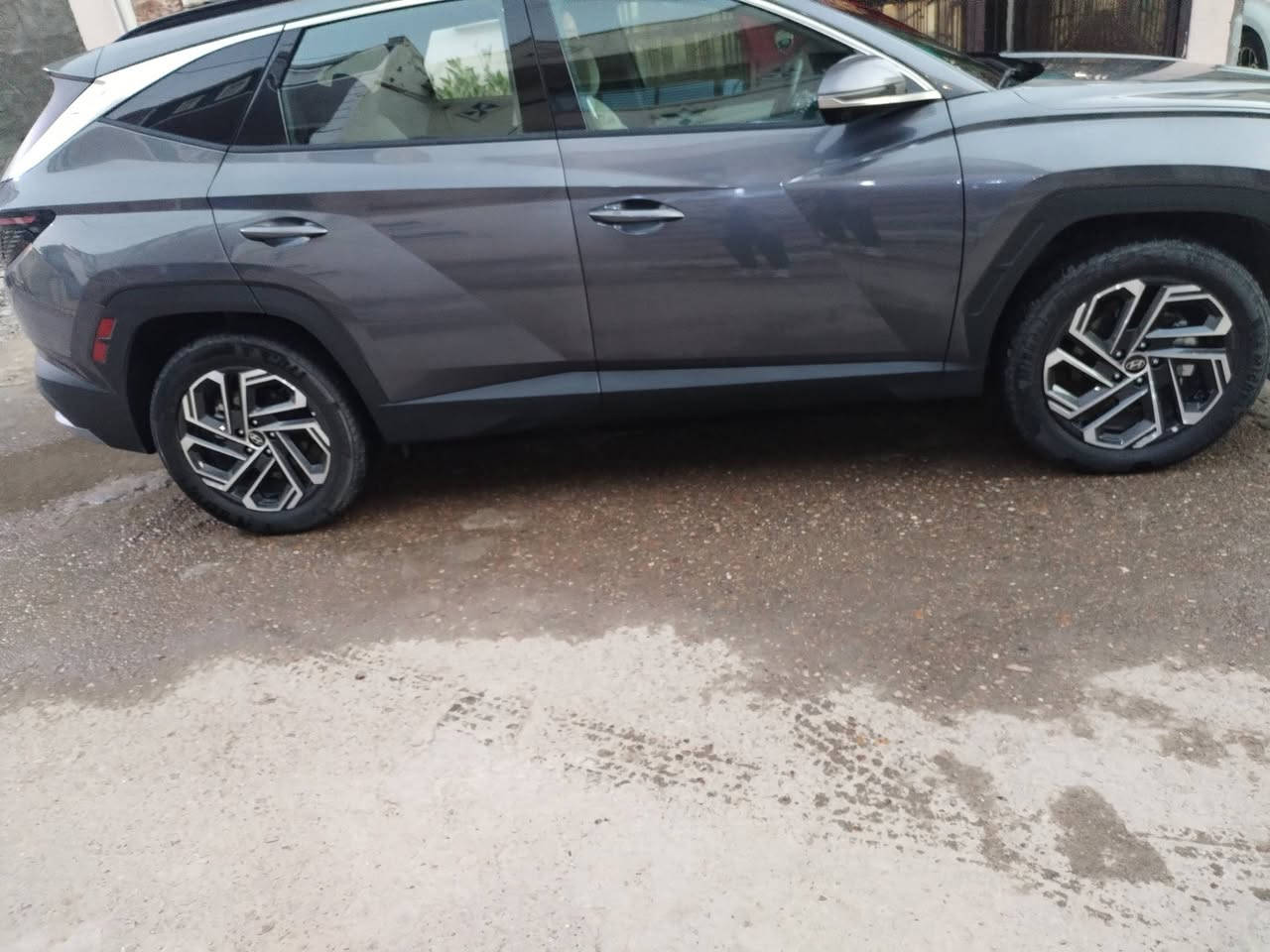 2025 Tucson limited هايبرد
توسان لمتد اعلى مواصفات لون فيلي شذرة 
فور ويل
رقم بغداد 
ضرر تبديل جنطه وصبغ نص الجاملغ الخلفي جهة السكن 
باقي السيارة كفالة  
السيارة بدون إرباك 
السيارة جديدة ودخول جديد واخت الزيرو بعدها 
ماشية  12  الف ميل 
1- محرك 1600 توربو هايبرد 
2- بانوراما 
3-اربع كامرات امامي وخلفية وجانبية بالمرايات 
4- حساسات امامية وخلفية ١٢ حساس
5- رادار امامي وجانبي وخلفي نقط عمياء 
6-تتقدم وترجع بالبصمة 
7- كشنات جلد ابيض وكهرباء الاماميات 
8- تبريد وتدفئة كشنات امامية وستيرن تدفئة وكشنات خلفية تدفئة 
9- كير تعليك و شفتات ستيرن 
10-خزن كشنات
11-لايتات عدسات تختلف عن العادي
12- صندوق كهرباء ومن تقترب منة يفتح  
13- داتا شو تعرض على الجامة الامامية 
14- سستم صوت Bose مع دمام بالصندوق
15-اوتو هولد
16- مساعدة النزول من المنحدرات 
17-شاحن تليفون واير ليس 
18-حساس قراءة العين 
19-الوان داخلية تتغير ١٠ الوان بيها 
20- انارة داخلية led 
21-شحن تايب سي 
22- ويل كب حجم ١٩ 
23- شاشة كبيرة ابل كار بلي واندرويد اوتو 
24-مرايا قلاب عند الرجوع للخلف
25- كامرات مع الاشارة
26- رادارات وسياقة ذاتية ومرايا تعتيم ذاتي
27- السيارة فور ويل 
السيارة جديدة ومابيها اي نقص 
مكان السيارة بغداد
بدون ارباك 
 *********** واتساب ***********
