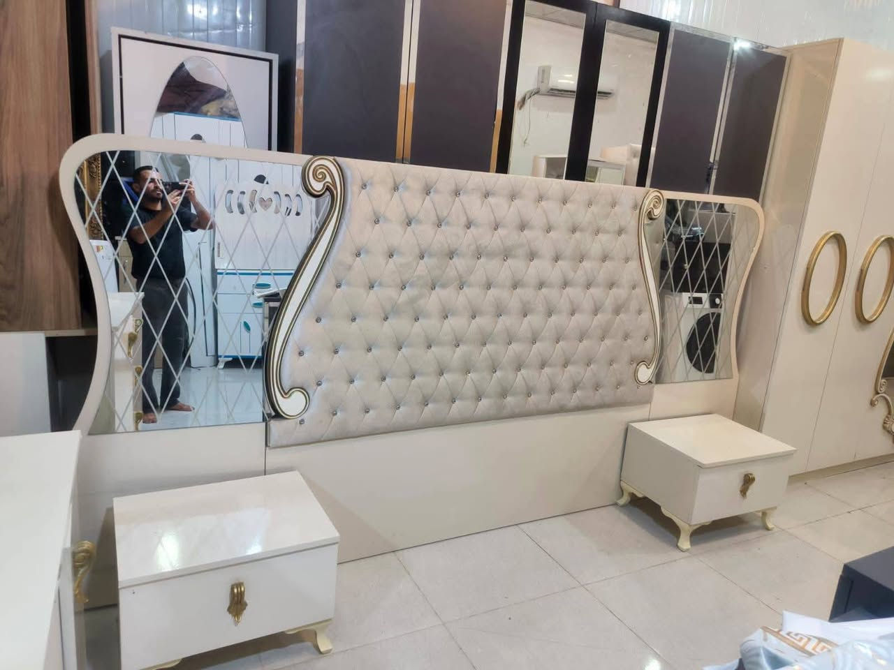 جديد معرض اربيل لبيع وشراء الاثاث🛋
غرفه نوم 8 قطع خشب ثقيل  تركي 💯
النضافه 99 بلميه 
عرض خاص فقط 675 الشد والنقل مجاناً+دوشك هديه ❤‍🔥
العنوان اربيل سايدين مجمع الزيتون قرب جسر الكورنيش فرمان بران📍
يتوفر توصيل اربيل موصل 🚚
واتساب :***********
