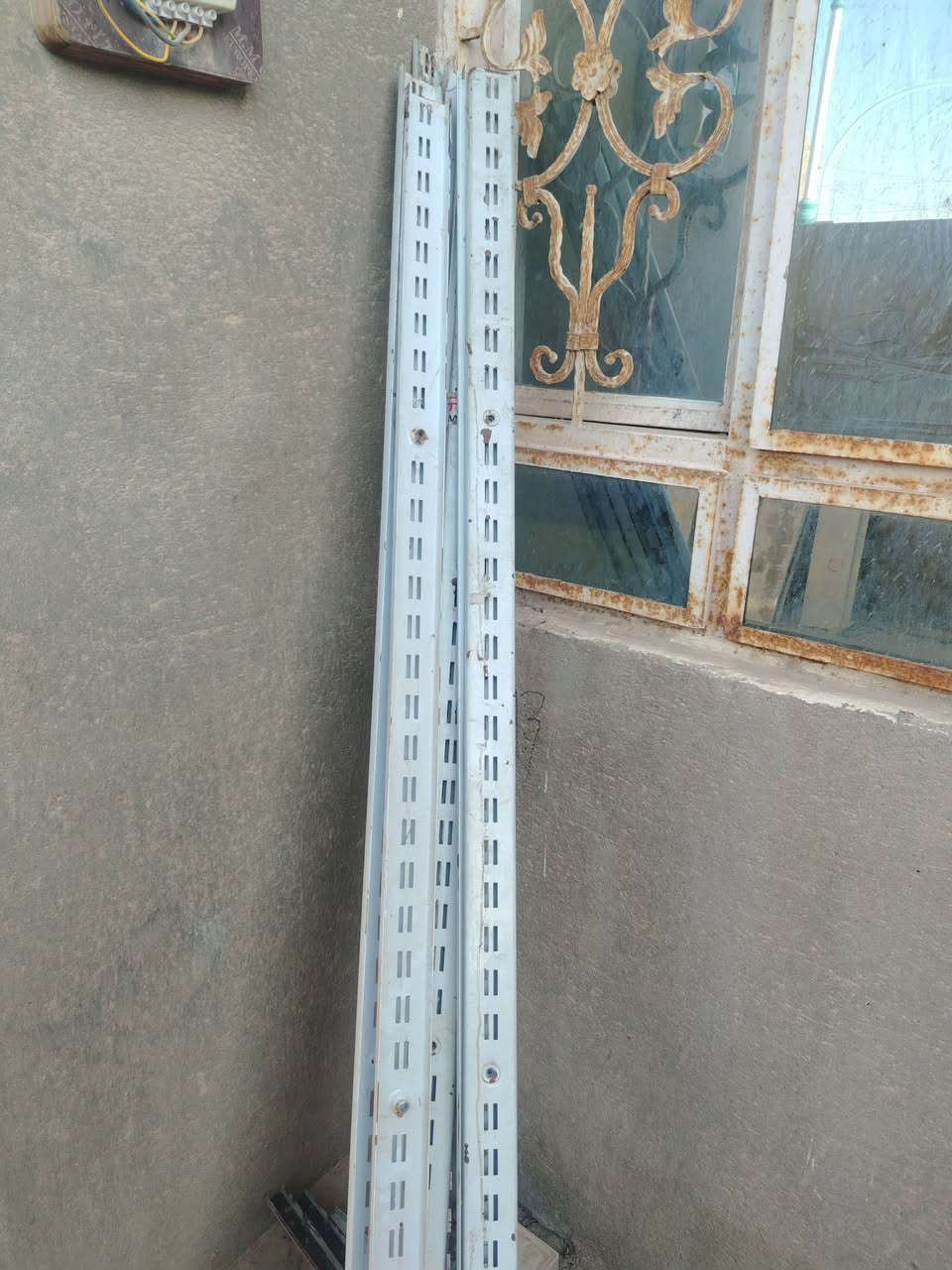 السلام عليكم رفوف نظاف ٣٣ متر السعر ٧٥ ...***********
