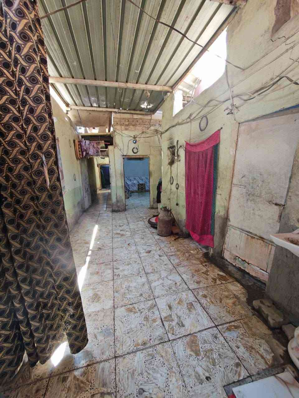 السلام عليكم
بيت شرعي للبيع مساحة 100 م  طوله 20 وعرض 5 يحتوي على حوش واستقبل وغرفة وصالة وممر ومكشوفه 2 وتخاريج ومطبخ 
البيت نظيف واجهية شارع سعره 40 وبي مجال للشراي المكان نجف شارع المدينه جديده الثالثة قريب على مدرسه الفرقان للبنات الابتدائية للاستفسار اكثر اتصل على (***********)
