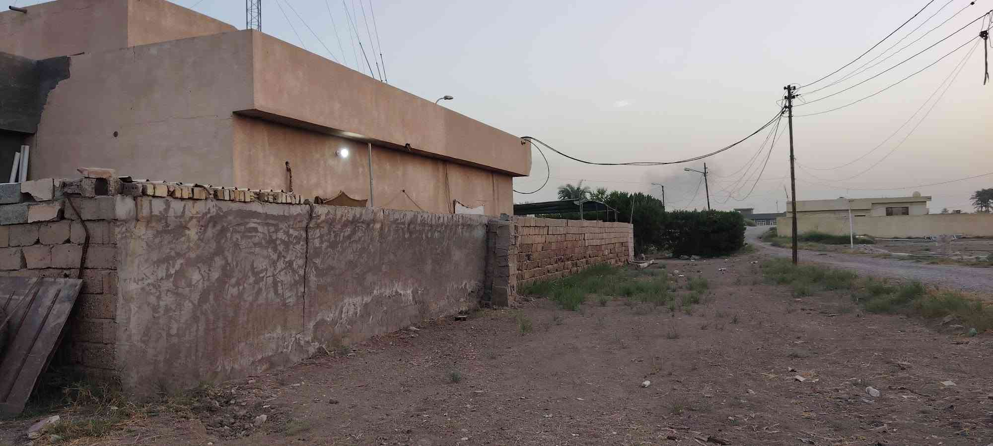 سلام عليكم دار للبيع عقد زراعي 117 مساحه البيت 400 + قطعه ارض 380 يتكون البيت من مطبخ خارجي +مطبخ داخلي +صاله +3غرف نوم احد الغرف سويت +استقبال +حمام السعر 150 قابل للتفاوض للاستفسار اتصل *********** مكان ابي غريب حميد شعبان
