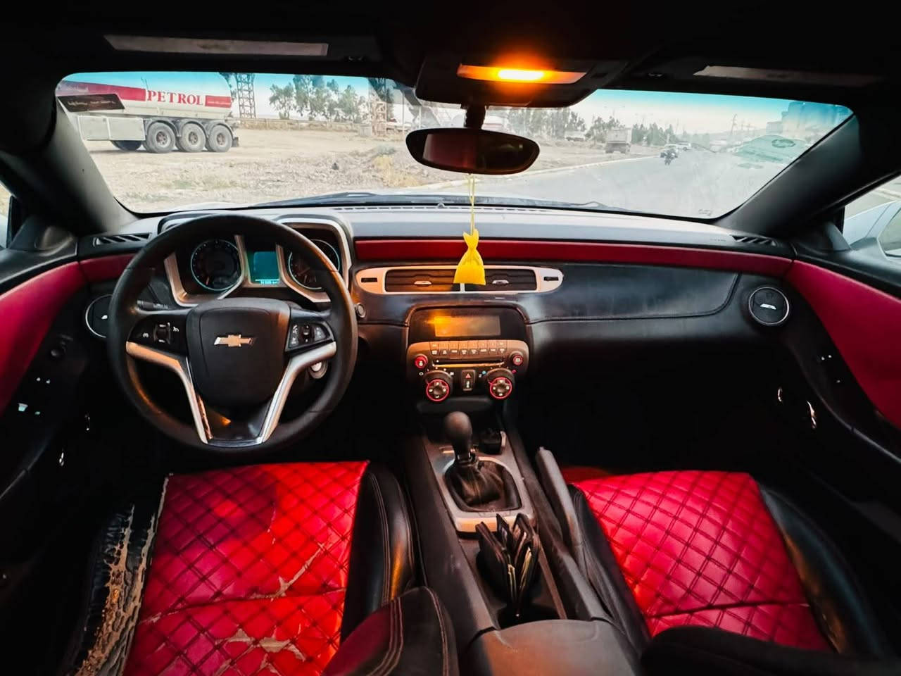 CAMARO    2014
دووبەیە ساخە  نموونە 
شتی تایبەت 
گیر مەکینە ئەکسل بەشەرت 
گیر عادیە و زۆر تایبەتە 
140هەزار رۆشتوە
مالی دۆستە تابڵیی تایی بەتە ماڵەکە 
دوو پەڵەی بچوک بۆیاخی هەیە
تکایە مشتەری نیت هیچ مەڵیی 
گۆرینەوەش ئەکەم بەشتی بە دڵم بی 
شوین چمچماڵ 
ژ. م  ***********
*********** شمشمل, السليمانية

