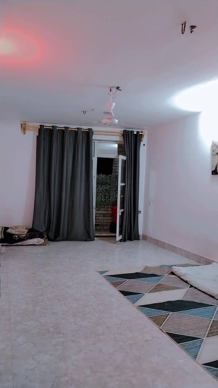 شعب شارع صحة بيت نضيف مطلوب عالئه صغيرة لاستفسار ع رقم ***********
سلام عليكم بيت لايجار طابق ثاني غرفة سويت فوك جوه ستقبال مطبخ تواليت
