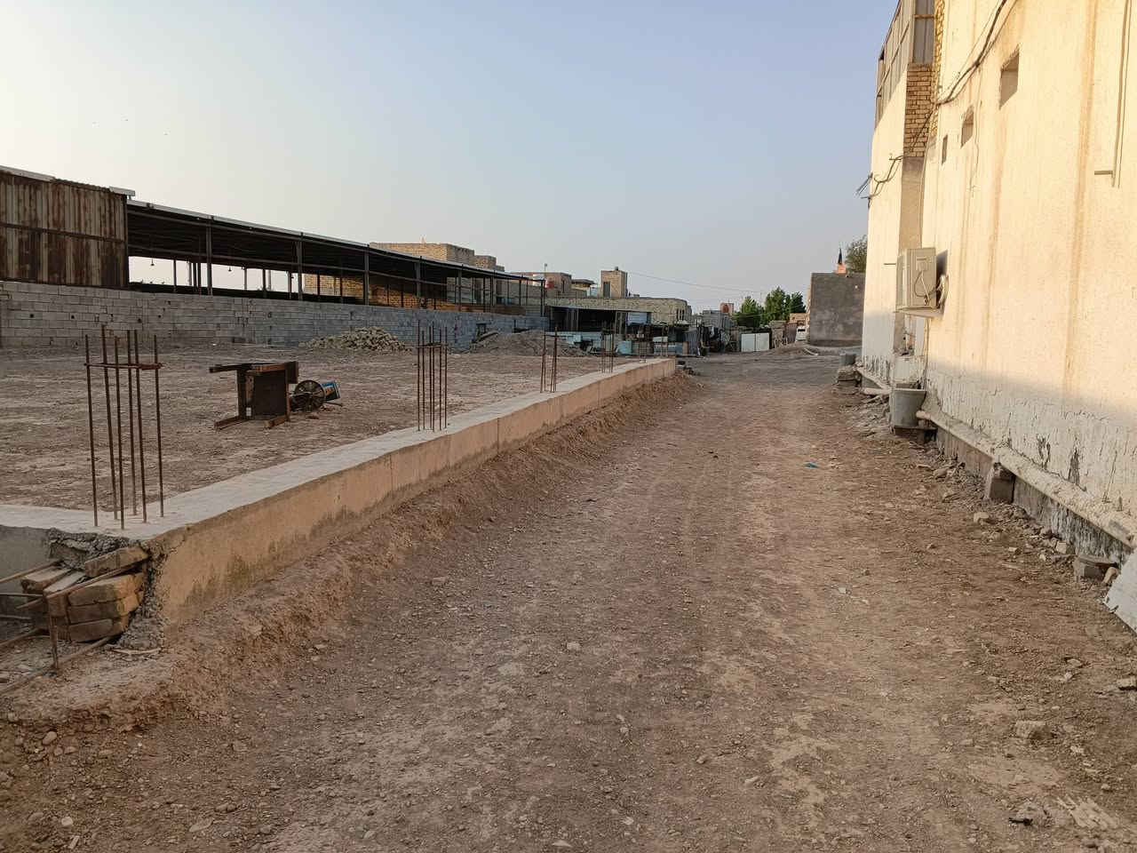 السلام عليكم 🏛️
قطعه أرض للبيع مساحه ألف 600 متر
/80×20
تحتوي على دار سكن +محلات عدد 4/قياس المحل الواحد 6×4
موجرات القطعه عقد زراعي قرار 17 العنوان طريق بغداد ابو شطيب  من تعبر المحطه الحكوميه ⛽عل يمنه🛣️
عشارع العام كلش علما المساحه الكليه ازيد من 2000متر
الاستفسار اكثر *********** أبو يوسف
