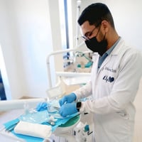 الي يحتاج حشوات لاسنان الضوئيه او قلع او تنضيف الاسنان او تعويض الأسنا...