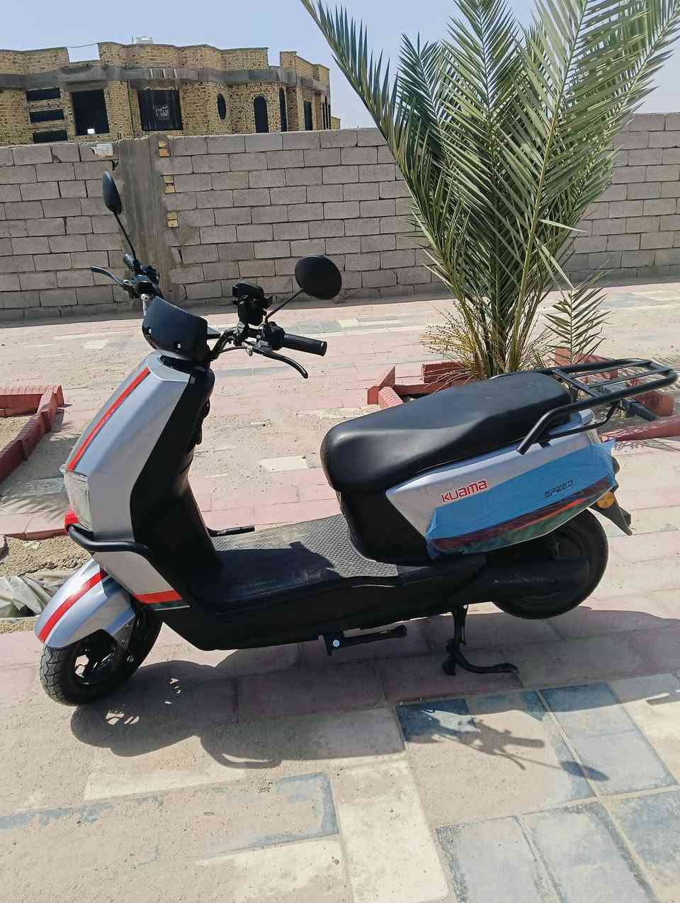 يالله السلام عليكم 
دراجه شحن للبيع نضيفه وجاهزه 
سرعه 60 
شحناها يمشيك 40 كيلو 
شاحنتها وياها وصندوگ وياها جاهزه دراجه 
للأستفسار اكثر ‏‪***********‬‏
