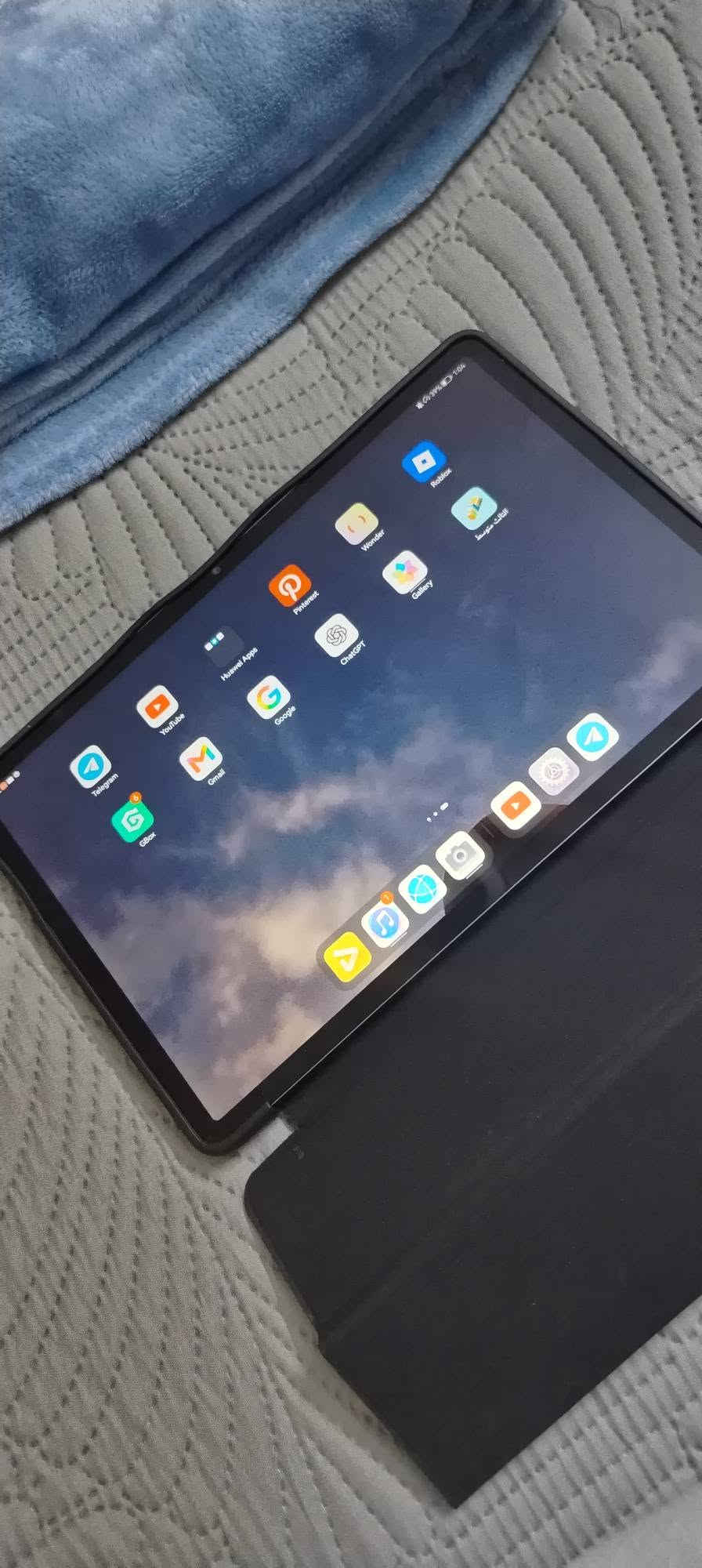 ايباد Huawei MatePad SE 11 وبسعر 350 وبي مجال الرقم *********** أو خاص

نص مكتوب في الصور:
- الشاشة
- • الحجم: 11 بوصة
- • النوع: TFT LCD / IPS
- • الدقة: 1920 × 1200
- • كثافة البكسلات: 207 PPI
- • الألوان: 16.7 مليون لون
- • تغطية الألوان: 100% sRGB (بحسب صفحة هواوي التي راجعتها)
- • نسبة الشاشة إلى الواجهة: حوالي 85%
- • معدل التحديث: 60Hz
- الأداء
- المعالج: Huawei Kirin 710A
- ثماني النواة: CPU
- 4 × Cortex-A73 2.0 GHz بسرعة
- 4 × Cortex-A53 1.7 GHz بسرعة
- GPU: Mali-G51 MP4
- الرام: تتوفر نسخ 4 / 6 / 8GB
- التخزين: 64 / 128GB
- نسختك حسب كلامك: 128GB + 8GB RAM
- البطارية والشحن
- البطارية: 7700mAh (القيمة النموذجية)
- السعة المقدرة: 7600mAh
- شحن سريع: 22.5W
- USB-C
- البطارية داخلية وغير قابلة للإزالة.
- المستشعرات
- • مستشعر الإضاءة المحيطة
- • مستشعر الجاذبية
- • تحديد الموقع عبر Wi-Fi
- القلم
- يدعم HUAWEI M-Pen lite، لكن توفر القلم ضمن العلبة يعتمد على الإصدار/السوق؛ هواوي تذكر أنه مرتبط بإصدار
- Stylus Set. HUAWEI
- الاتصال
- • Wi-Fi: 802.11 a/b/g/n/ac
- • يدعم 2.4GHz و 5GHz
- • Bluetooth 5.1
- • USB Type-C USB 2.0
- • يدعم OTG
- • لا يدعم شريحة SIM/ اتصال خلوي في المواصفات المذكورة.
- الحجم والوزن
- • الطول: 252.3mm
- • العرض: 163.8mm
- • السماكة: 6.9mm
- • الوزن: حوالي 475 غرام
- الكاميرات الخلفية: 8MP فتحة 2.0/f Autofocus تصوير فيديو حتى 1080p الأمامية: 5MP فتحة 2.2/f Fixed Focus تصوير فيديو حتى 720p الصوت 4 سماعات ميكروفون واحد Huawei Histen 9.0