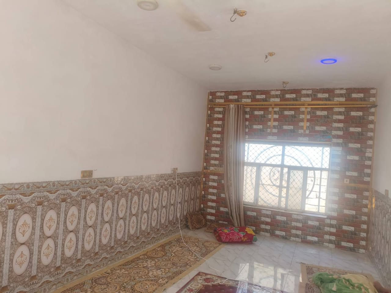 السلام عليكم
بيت زراعي للبيع في  حي الصدرين
نزلة مطر الاولى
غرفيتن وصاله ومطبخ واستقبال
مجمع صحيات داخلي وخارج
السقف عكاده
المساحه 280 بيت جاهز للسگن
جاهز من كلشي 
للاستفسار اكثر  الاتصال ع الارقام 
***********
***********
