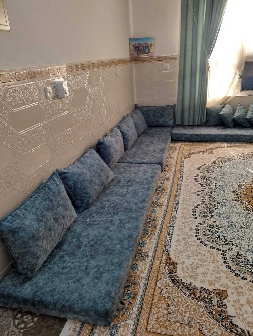 عنوان الإعلان: ديوان أرضي فاخر وأنيق بحالة ممتازة للبيع ✨تفاصيل الإعلان:للبيع جلسة أرضية راقية تتميز بلمسة عصرية وتصميم يجمع بين الأناقة والراحة:اللون والتصميم: قماش فاخر باللون الأزرق الفيروزي (الكناري) الساحر، الموشى بنقوش هادئة تضفي اتساعاً وجمالاً على الغرفة، متناسق تماماً مع الديكورات الكلاسيكية والحديثة.الدواشك (المقاعد): عدد 6 دواشك إسفنج ضغط عالي ثقيل، مريحة جداً وتتحمل الاستخدام الطويل دون أن تهبط، مما يضمن قواماً ممشوقاً ومرتباً للجلسة دائماً.المساند والمخاد: عدد 12 مخدة مريحة بحجم كبير وتصميم كلاسيكي يمنح الظهر دعماً ممتازاً وجلسة مريحة وممتدة.الكوشات: عدد 6 كوشات زينة أنيقة بنفس النقشة لإكمال المظهر الفخم والجمالي للجلسة.الجلسة نظيفة جداً وبحالة شبه جديدة (نفس مظهر الصورة تماماً)، وتمنح المكان فخامة المجالس العربية الأصيلة بلمسة عصرية.
السعر 400الف
***********
