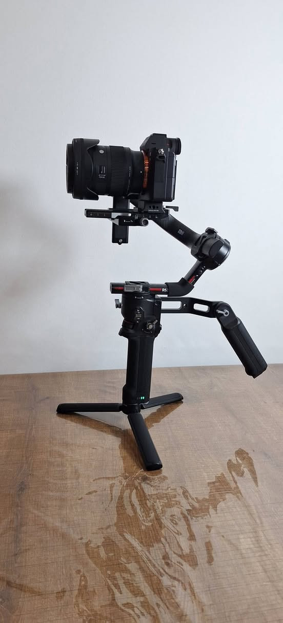 مرحبا سلام عليكم 

كاميرا سوني a7iii
 وعدسه سيكما 70_28 
ورنين rs3 pro combo 
استعمال شخصي 
شتر الكاميرا 12 الف 
للبيع السعر الكلي 3,600,000 
العنوان سليمانية 
***********
واتساب
