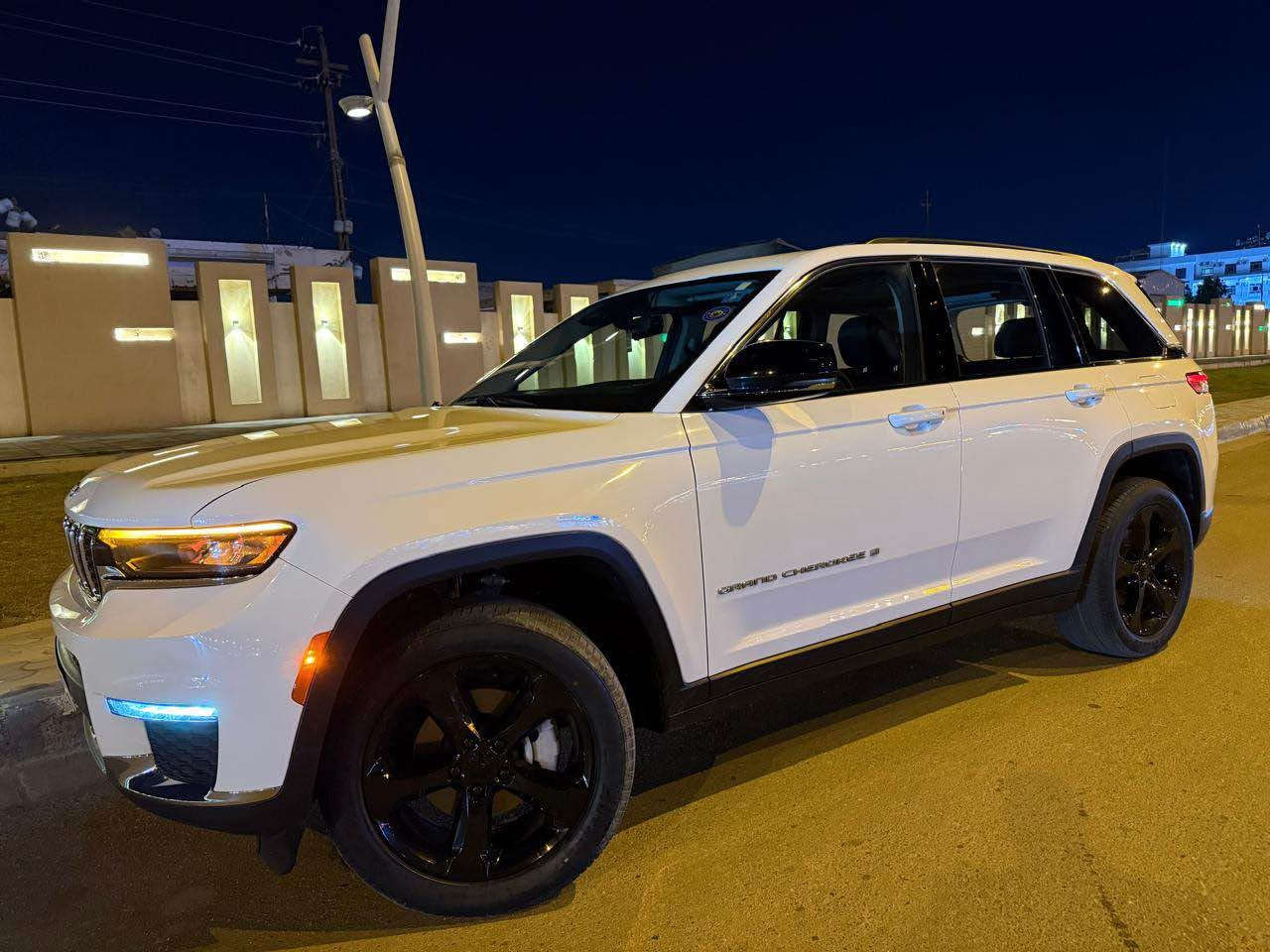 جيب كراند شيروكي لمتد
الموديل   2022
المحرك : V6.  3.6L 
‏‎رادارات جانبيه خلفيه 
‏تحذير الخروج عن المسار 
‏‎تحذير النقطة عمياء  .
‏‎نظام تحذير عند التقاطعات.  
‏‎ كشافات الضباب LED. 
‏‎ دخول ذكي
‏‎حساسات خلفية. 
‏‎ مانع تصادم خلفي. وامامي و قيادة ذاتية 
داخل جلد اسود 
بانوراما 
اخشاب داخلية 
لدات محيطية 
شاشة كبيرة و نظام صوت الباين ١٠ سماعات و دمام خلفي بالصندوك 
كشنات كهرباء الامامية و كشن السائق حفظ ذاكرة 
جميع الكشنات تدفئة مع الستيرن 
مودات قيادة 4x4 
تخم ويل ٢٠ و تايرات جدد 
المري قلاب وي البك / تدفئة / اشاير
صندوك كهرباء 
ماشية 49 ميل
سرقة القطع الخارجية و كلشي راجع اصلي و بدون لا حادث و لا صبغ 
السعر ٢٦٣ ورقة و بيها مجال 
*********** بغداد, العراق
