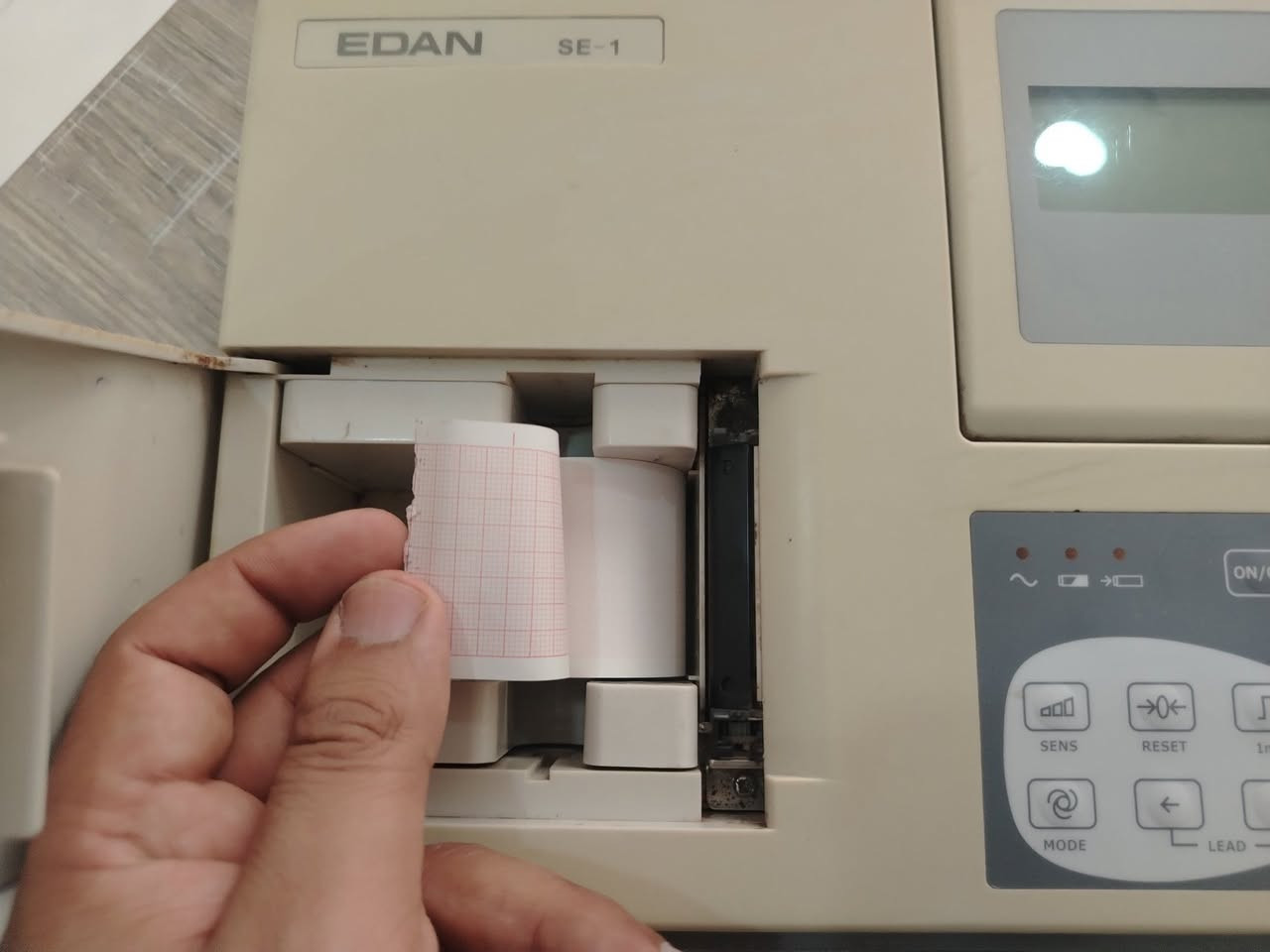 جهاز تخطيط القلب ECG
الاقطاب كاملة وكلشي شغال
قياس الورق 50اعتقد
استعمال شخصي وليس بالة نظيف بطارية ليثيوم 
السعر 275 الف مكاني البصرة الزبير
***********
