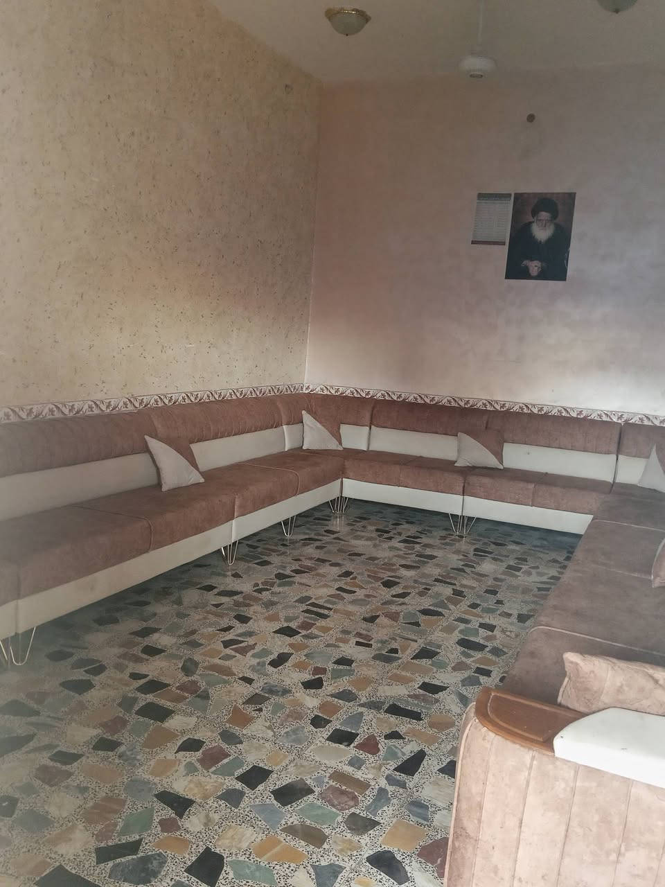 السلام عليكم بيت طابقين للبيع مساحه 180 طابو صرف مكان حي السيده زينب مقابل مستشفى الحوراء البيت عله شارعين باقي التفاصيل عله هاذ الرقم ***********

