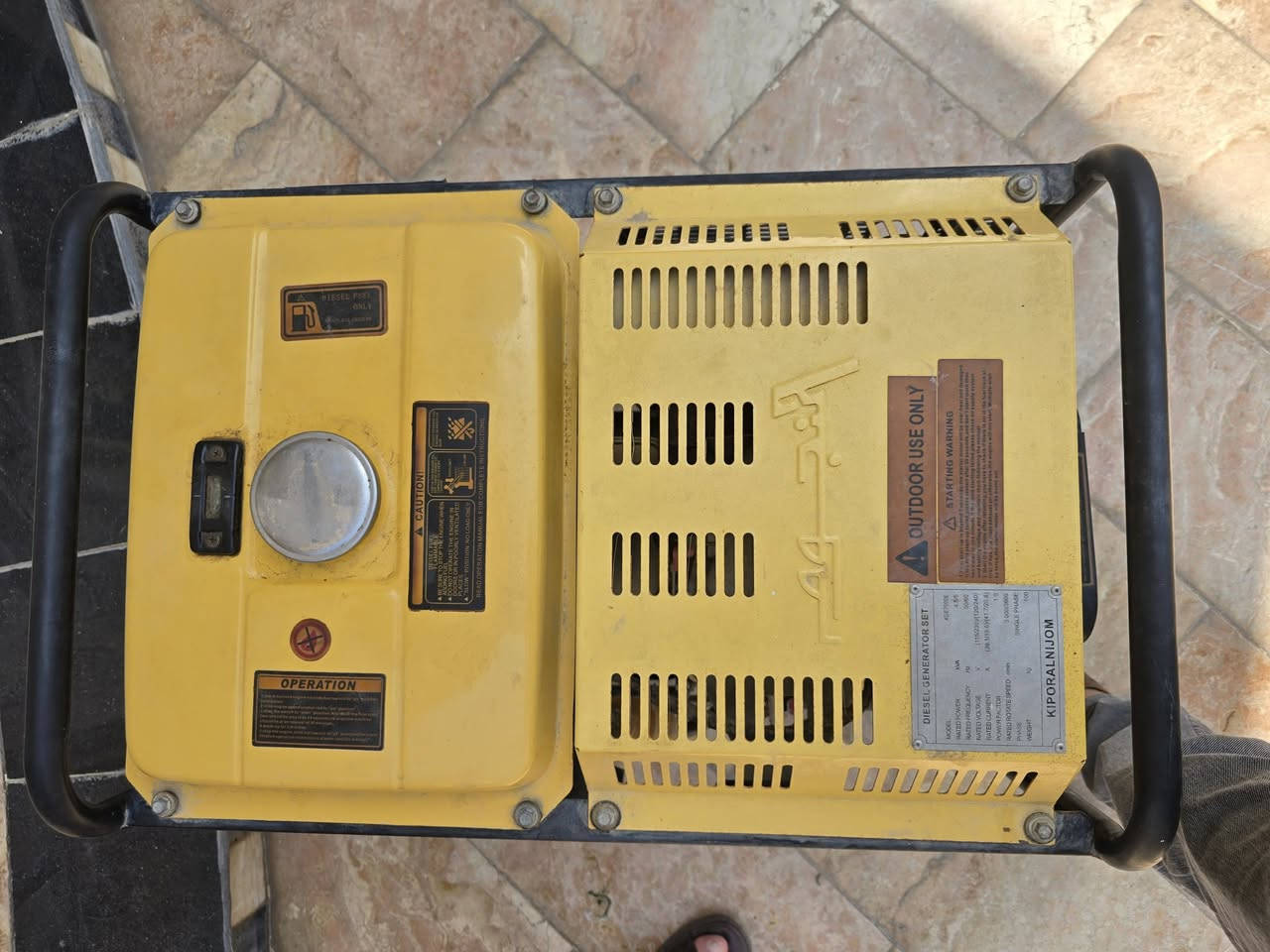 مولد للبيع الموديل: KDE7000E
القدرة: 5 KVA
الأمبير: حوالي 20 أمبير
النوع: ديزل
فاز واحد (Single Phase)
الفولتية: 230–240 فولت
التردد: 50/60 Hz
السرعة: 3000–3600 دورة/دقيقة
الوزن: 100 كغم تقريباً
مولدة عملية ومناسبة للبيت، المحل أو الموقع.
مستخدمة فقط ٢ شهر ومتروكه 
السعر ٦٠٠ الف للاستفسار ***********
قضاء الفجر
