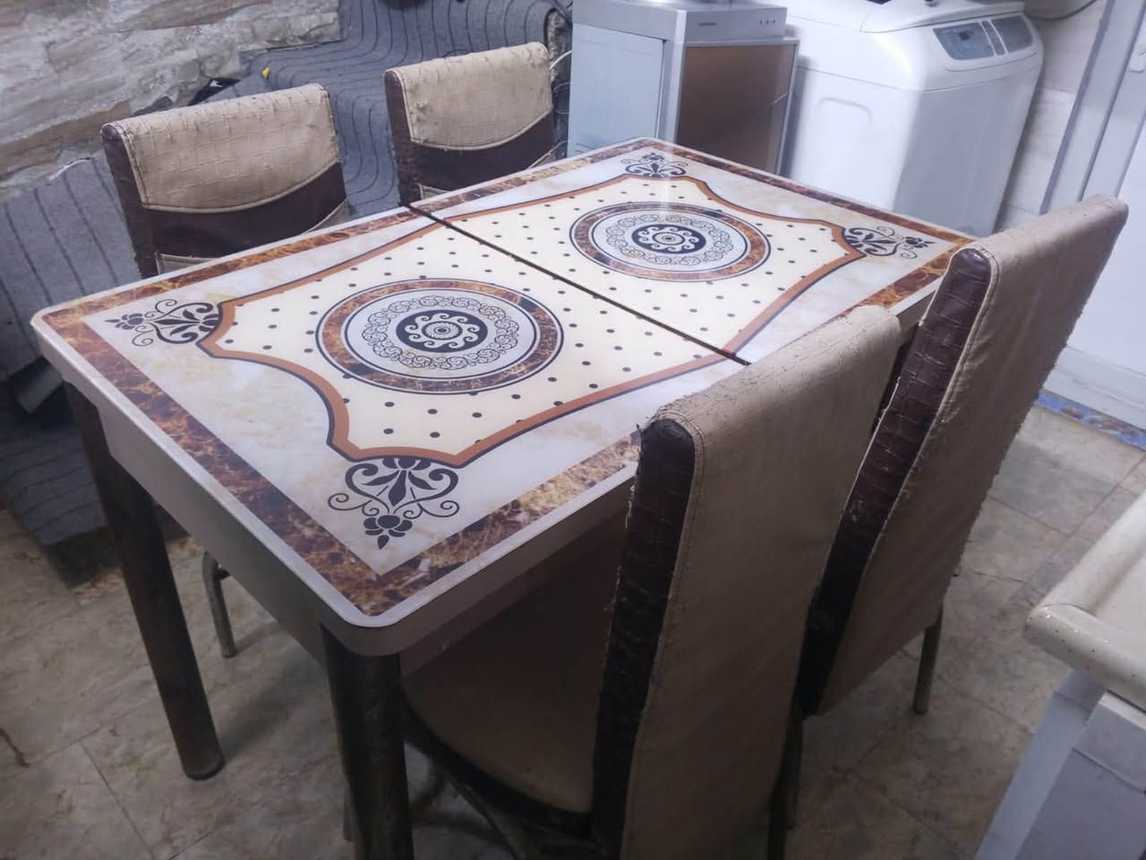 سلام عليكم غراض مستعمله بس نضيفه ميز طعام يتكبر ويزغر نضيف ٥٠ الف وميز مكينه مال خياطه نضيف ٢٠الف المكان الحريه الزراعي ***********
