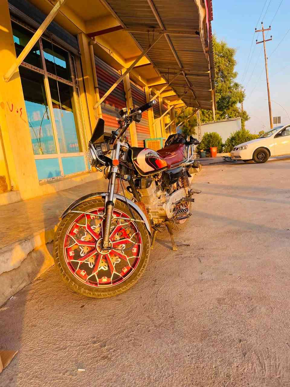 سلام عليكم 
لحد يكسر بحلال العالم 
اخوان دراجه نامي برو 
موديل ٢٠٢٥
محرك جحم ٢٠٠
دراجه صبانه ما طاخها 
بعدها عل بلاد 
تايرات جدد كهربائيات شغاله سلف هندر 
تجي تاخذها من لبيت 
***********
