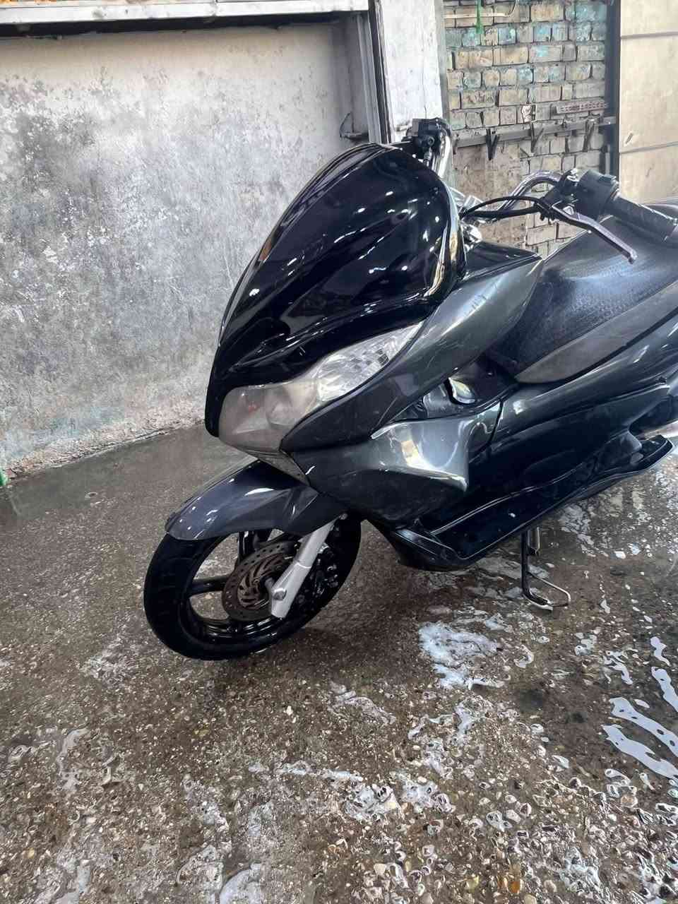 السلام عليكم بي سي اكس PCX ياباني محرك مكفول 125المرغوب شلعة ومعدل نكرة بكل وقت لاصوت لاتبخير خرسة كهربائيات كله شغالة دشبول شغال لونه مميز نفطي سعره مناسب 850مكاني بغداد حي اور او مدينة ***********رقمي
