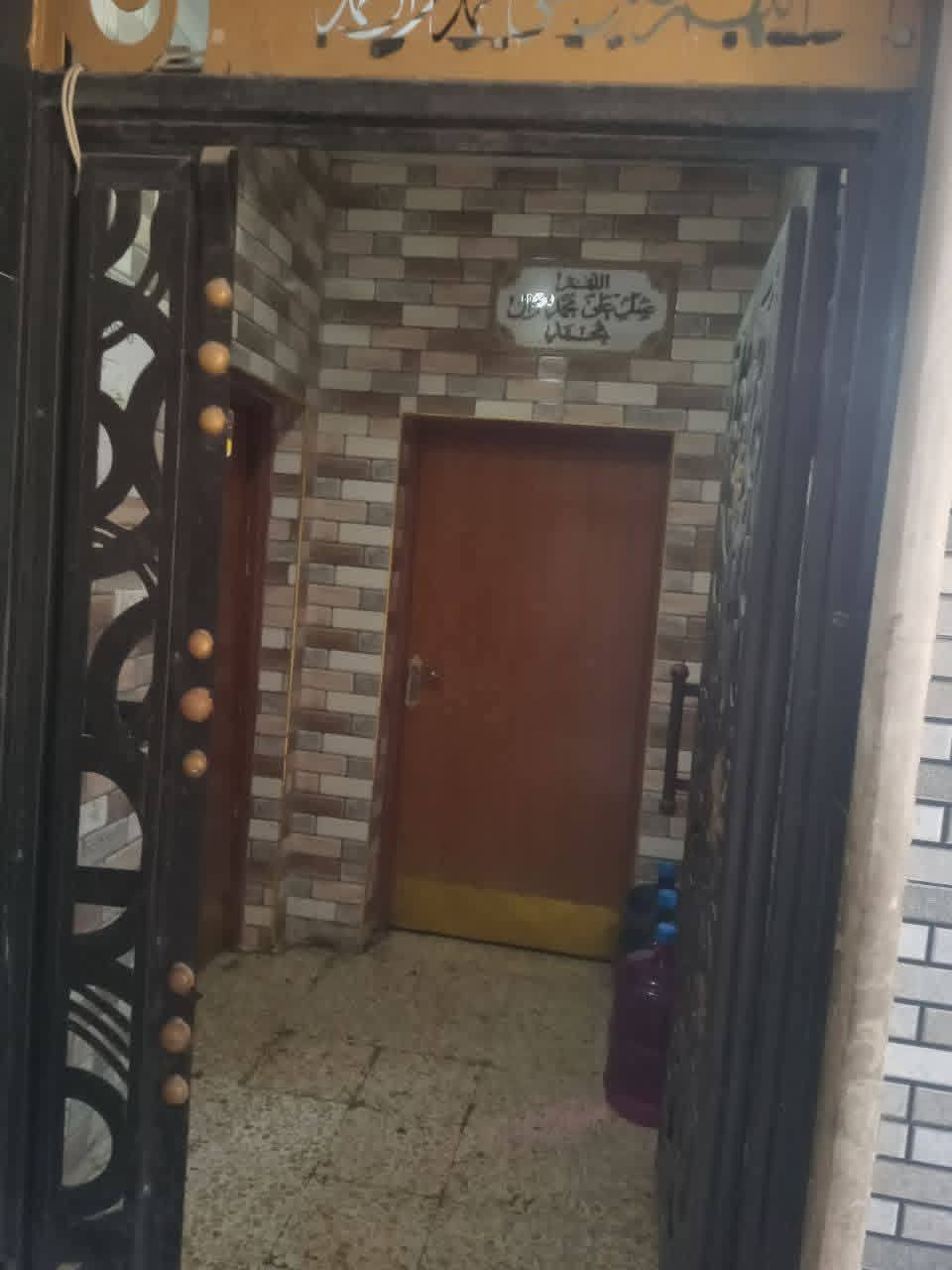 بيت للبيع بحي العسكري الثاني قبل المصور الخالدي بفرع ثالث بيت عن الشار قريب على الشارع العام السايدين المساحه 210بناء كونكريت مسلحح
غرفة فوق وسطح شتايكر جديد بيت حر مامطلوب اي شي سعر البيت ١٣٥ وبي مجال
الشراي يتصل 
رقم الموبايل ***********
