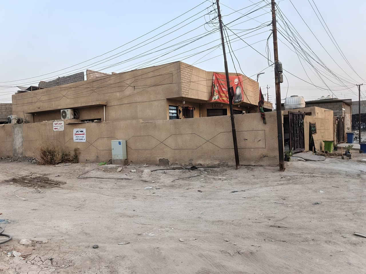 السلام عليكم بيت زراعي 230 متر ركن مربع قريب ع شارع العام مال لامانه مقابيل الطابو صرف لارضيه كاشي والجدران سيرامك 3 غرف وستقابل مطبخ مجمع صحيات خارجي وداخلي اي استفسار ع رقم تلفون ***********
