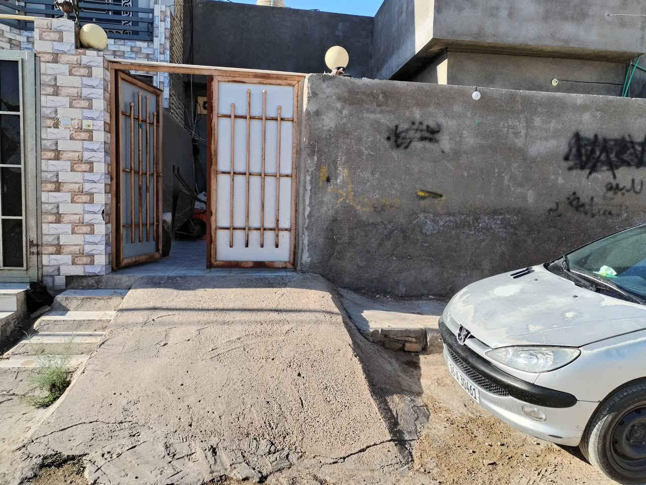 للبيع المساحه ٢٢٠م يحتوي على غرفتين نوم واستقبال كبير ٥ في ٩ وصاله ٥ في ٧ ومطبخ ٥ في ٤ وصحيات داخلية وخارجية كراج سياره مكشوفه عدد ٢ بناء طابوق اساس وسقف كونكريت البيت عالي عن الشارع تبليط بالباب مكان كلش راقي وهدؤ كافة الخدمات موجوده للعلم البيت مشمول بقرار الطابو العنوان الكوفة علوة الفحل شارع الزوار عمود ٥٢ وتنزل شارع تبليط قرب شارع الفلل السعر مناسب وبلاش للاستفسار الاتصال على الرقم *********** موجود واتساب
